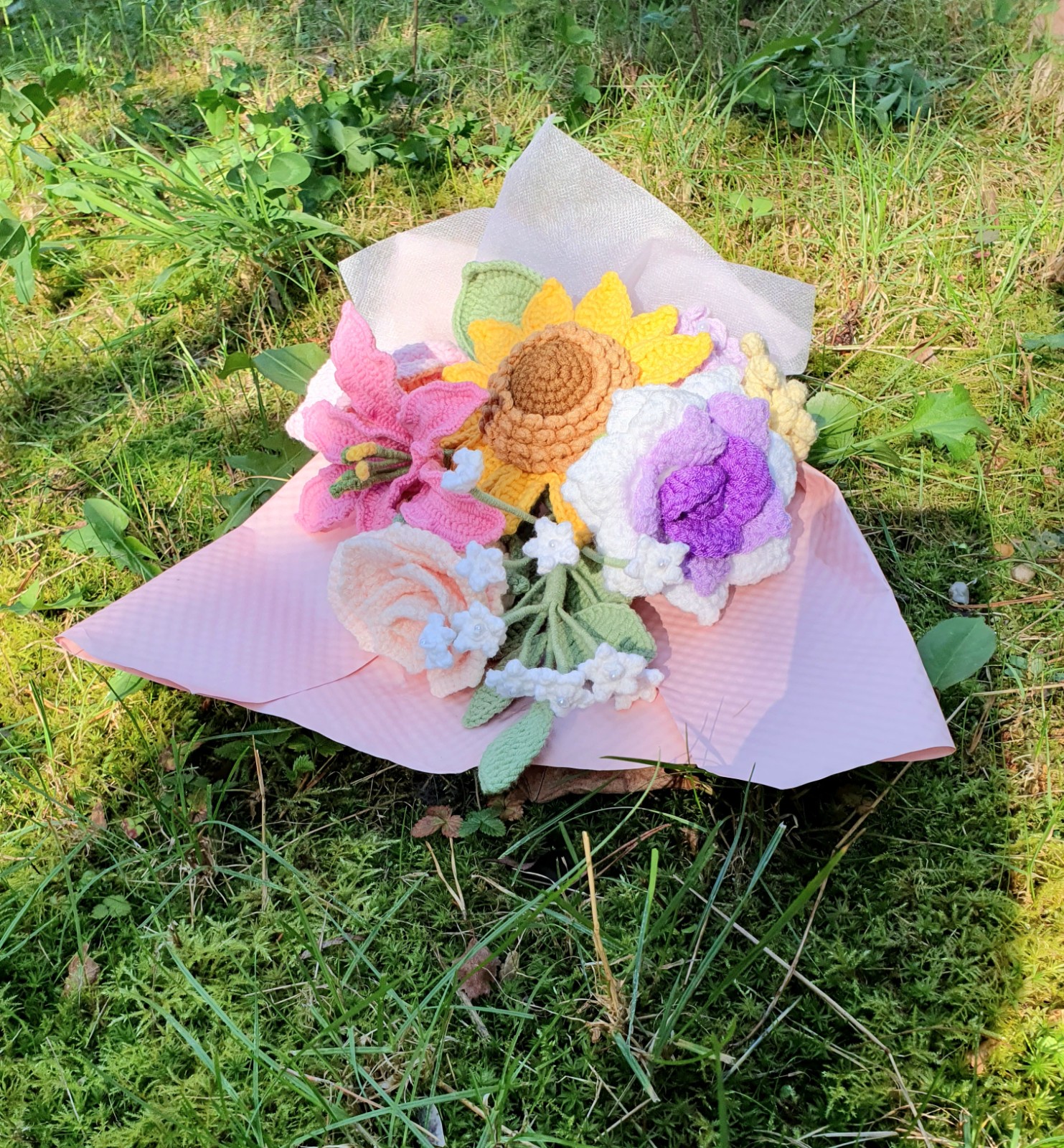 Handgemaakt haakboeket met zonnebloem, rozen en lelies – uniek cade… - 95555 Handgemaakt haakboeket met zonnebloem, rozen en lelies – uniek cadeau