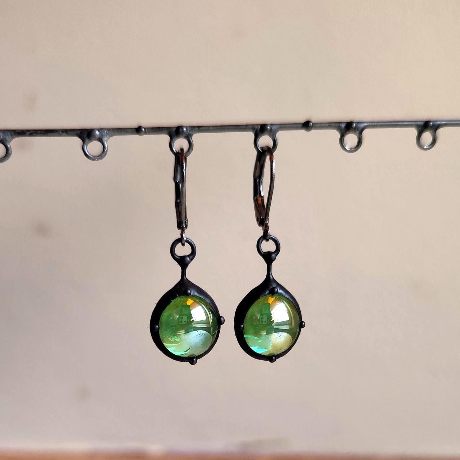 Handgemaakte oorbellen met groen glas en zwart gepatineerd koper - 142713 Handgemaakte oorbellen met groen glas en zwart gepatineerd koper