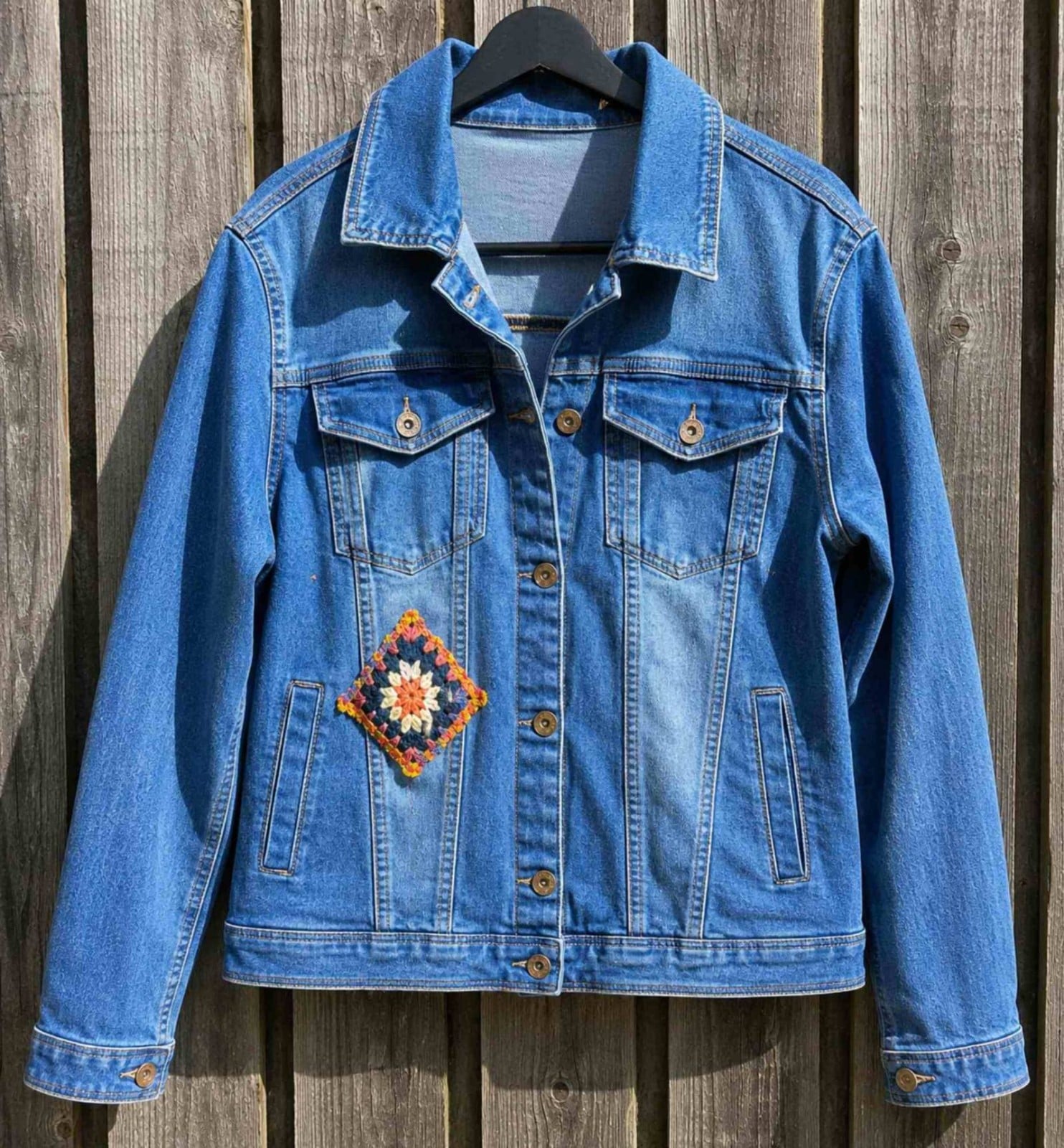 Upcycled Denim Jasje – Granny Squares & Rode Franjes – One of a Kind