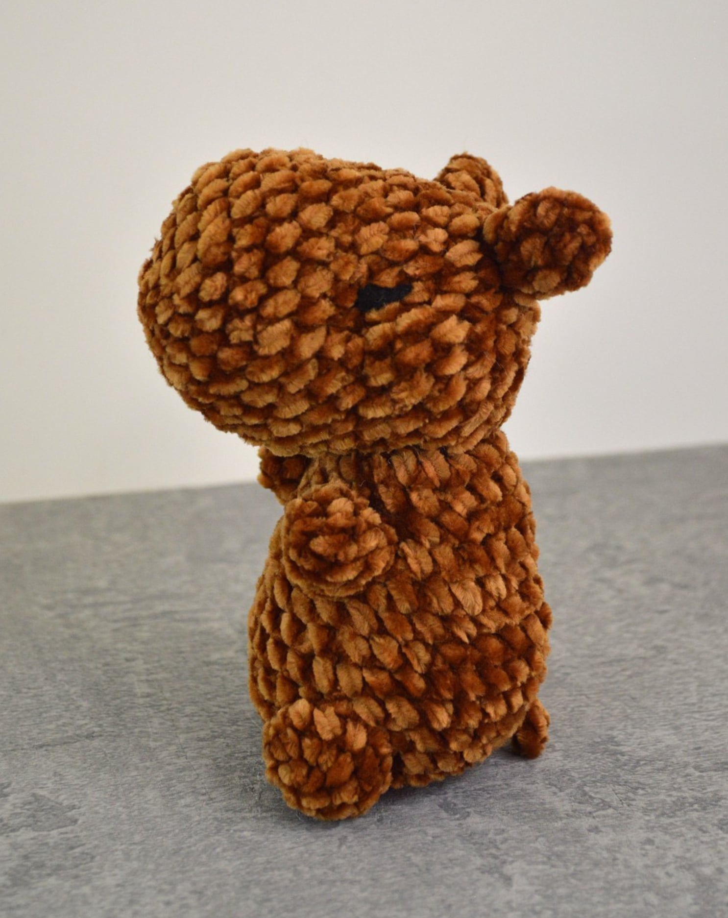 Vriendelijke Capybara knuffel, gehaakt in velvet garen, geschikt voor kinderen onder de 3jaar - 47357.jpeg Schattige en Vriendelijke Capybara knuffel, gehaakt in velvet of chenile garen, geschikt voor kinderen onder de 3jaar