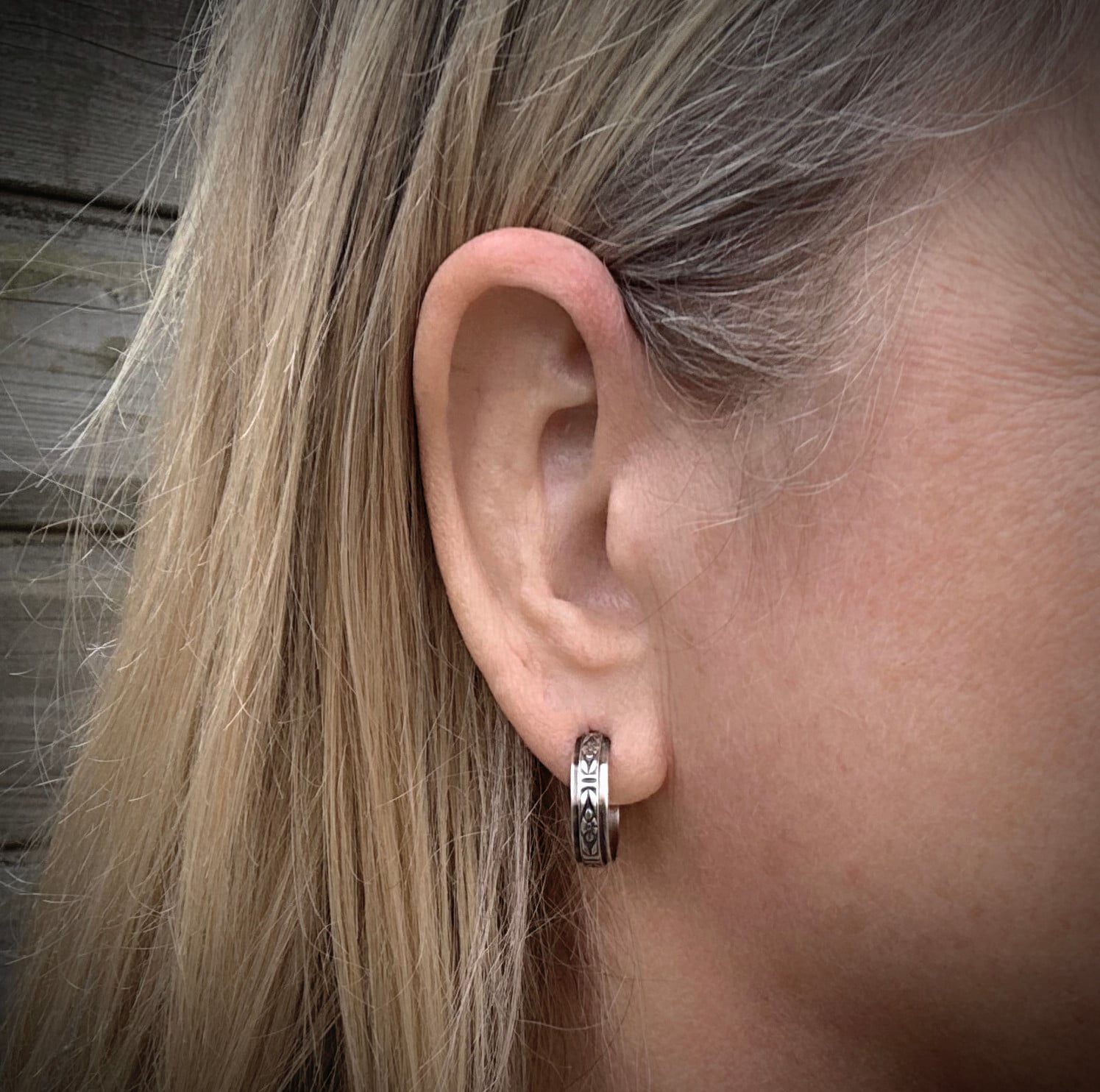 Handgemaakte sterling zilveren oorstekers – driekwart hoepel met vintage gravure