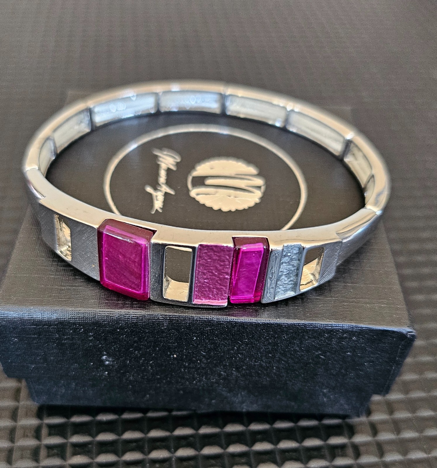 Zilverkleurige armband met roze details - 146621 Zilverkleurige armband met roze details