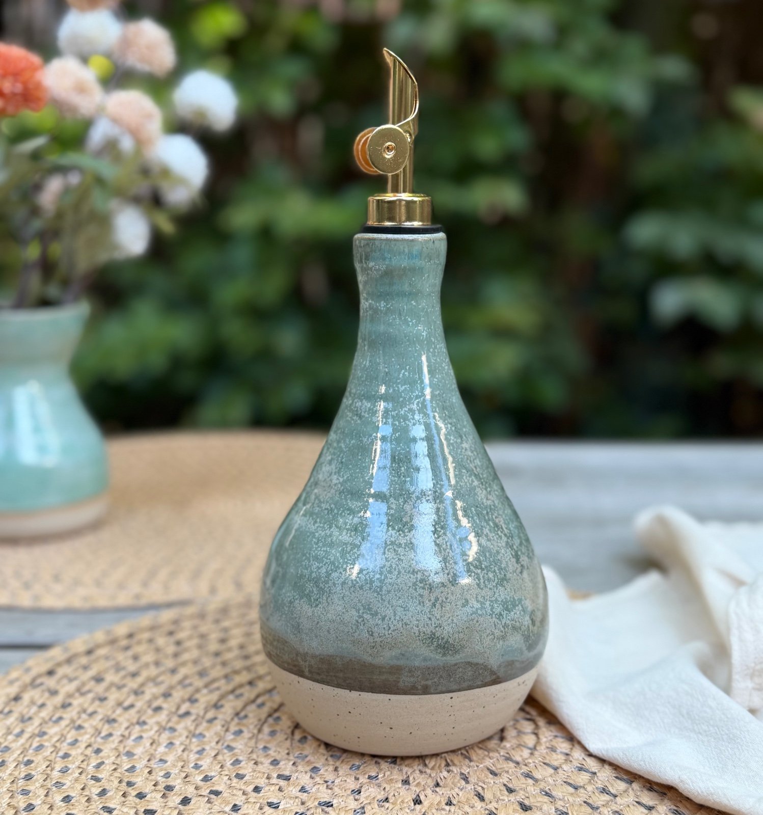 Olijfolieflessen van keramiek. handgemaakt, en elke fles is anders