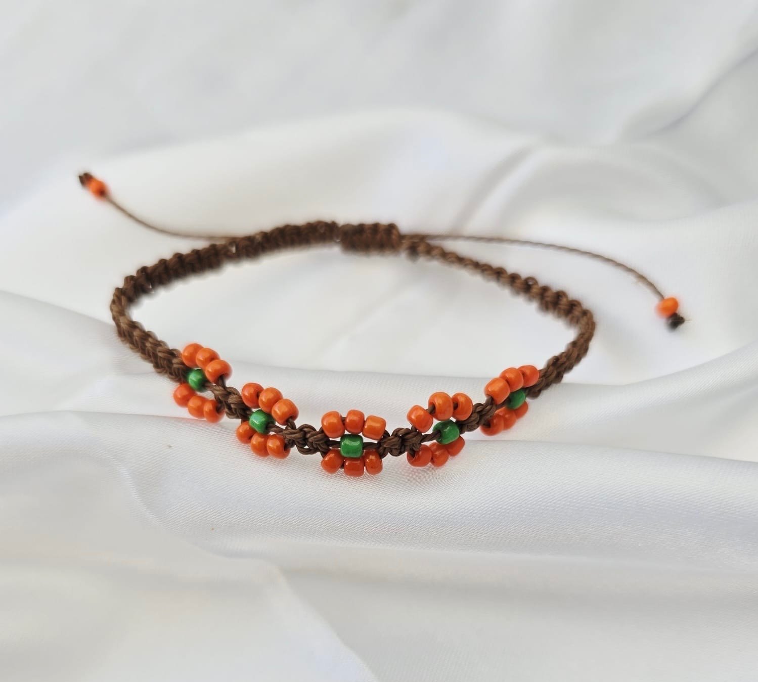 Orange Flower Macramé Bracelet – Handgemaakte Verstelbare Armband met Oranje Kralenbloemen
