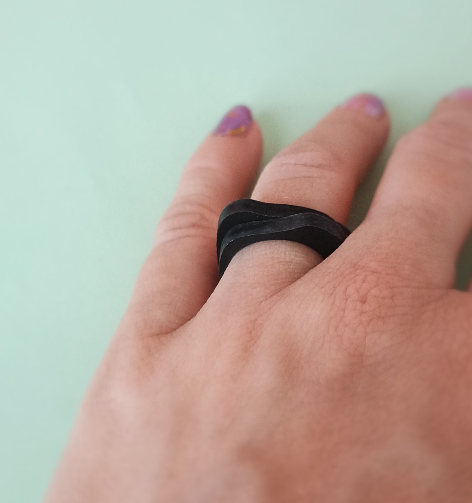 Golvende houten of zwarte stack ring - type 1 - 58937.jpeg Golvende houten of zwarte stack ring - type 1