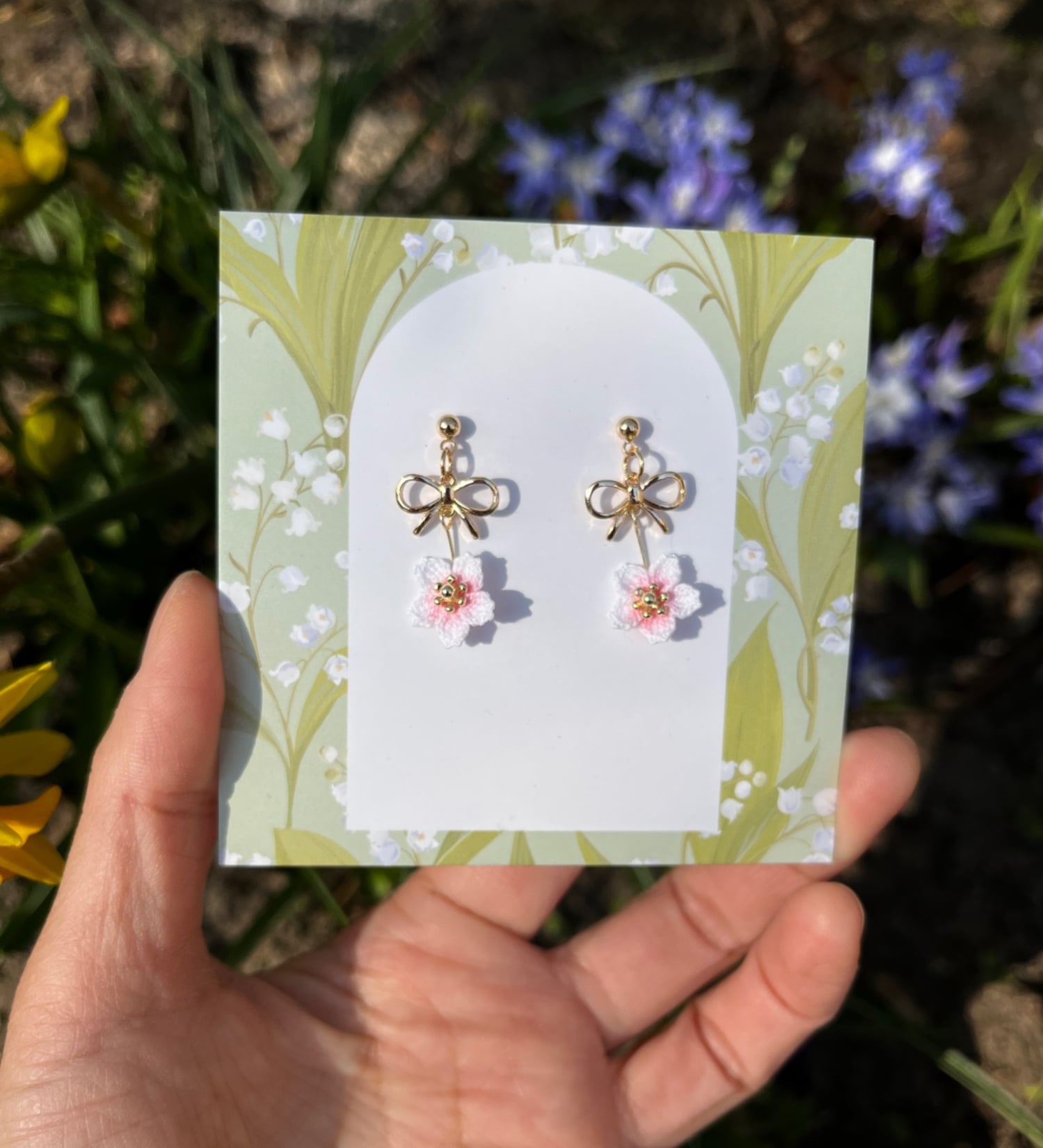 Micro gehaakte kersenbloesem oorbellen met strikje – zacht roze & goud