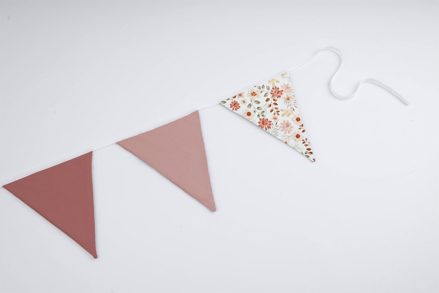 Vlaggenlijn Peachy Blossom - Double Pink | Pastel kleur (Roze / Beige / Neutraal / Aarde tinten) met bloemen slinger met driehoek vlaggetjes gemaakt van stof