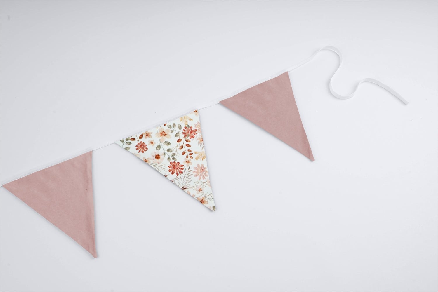 Vlaggenlijn Peachy Blossom | Pastel kleur (Roze / Beige / Neutraal / Aarde tinten) met bloemen slinger met driehoek vlaggetjes gemaakt van stof