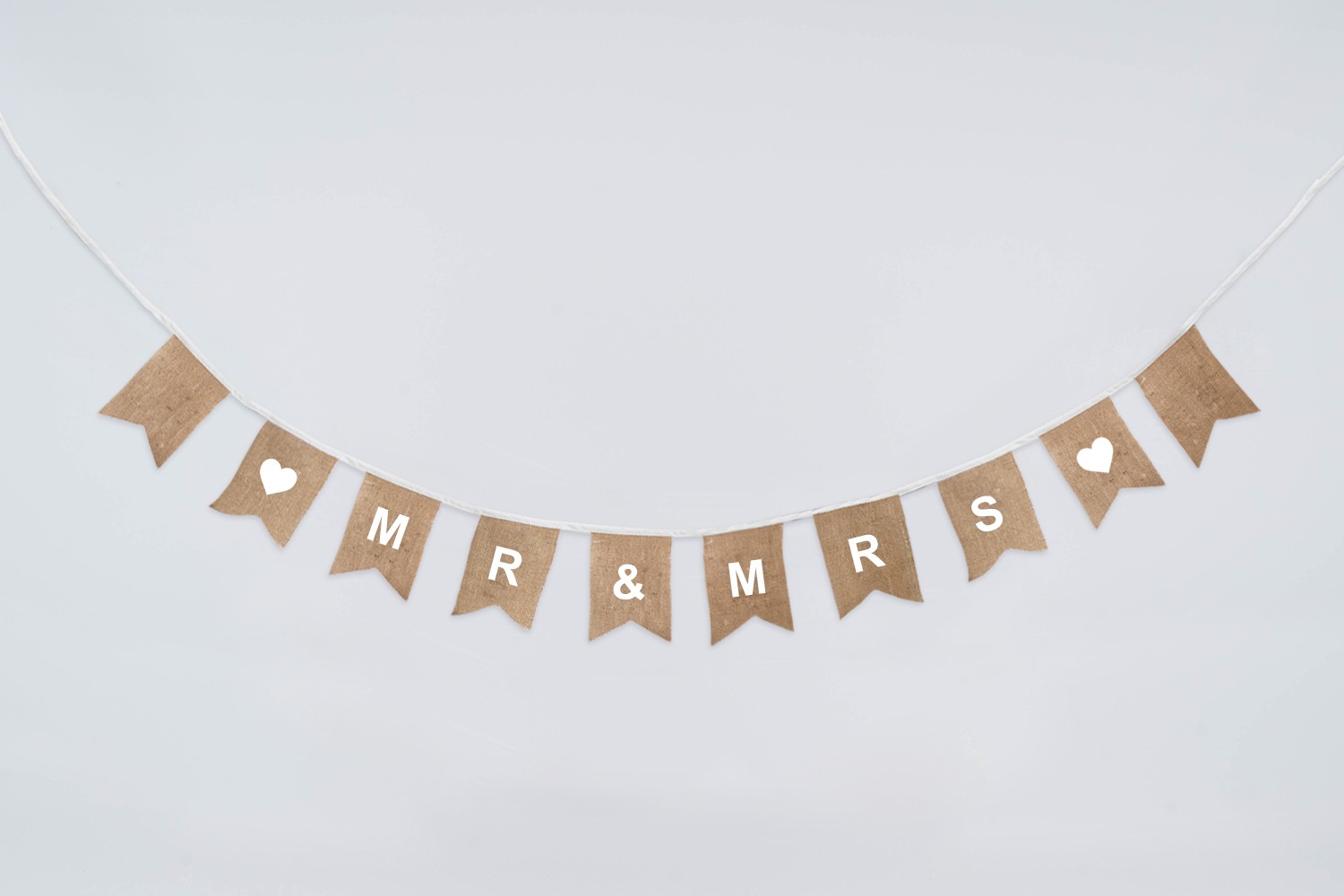 Vlaggenlijn van jute met tekst Mr & Mrs op vaandel vlaggetjes