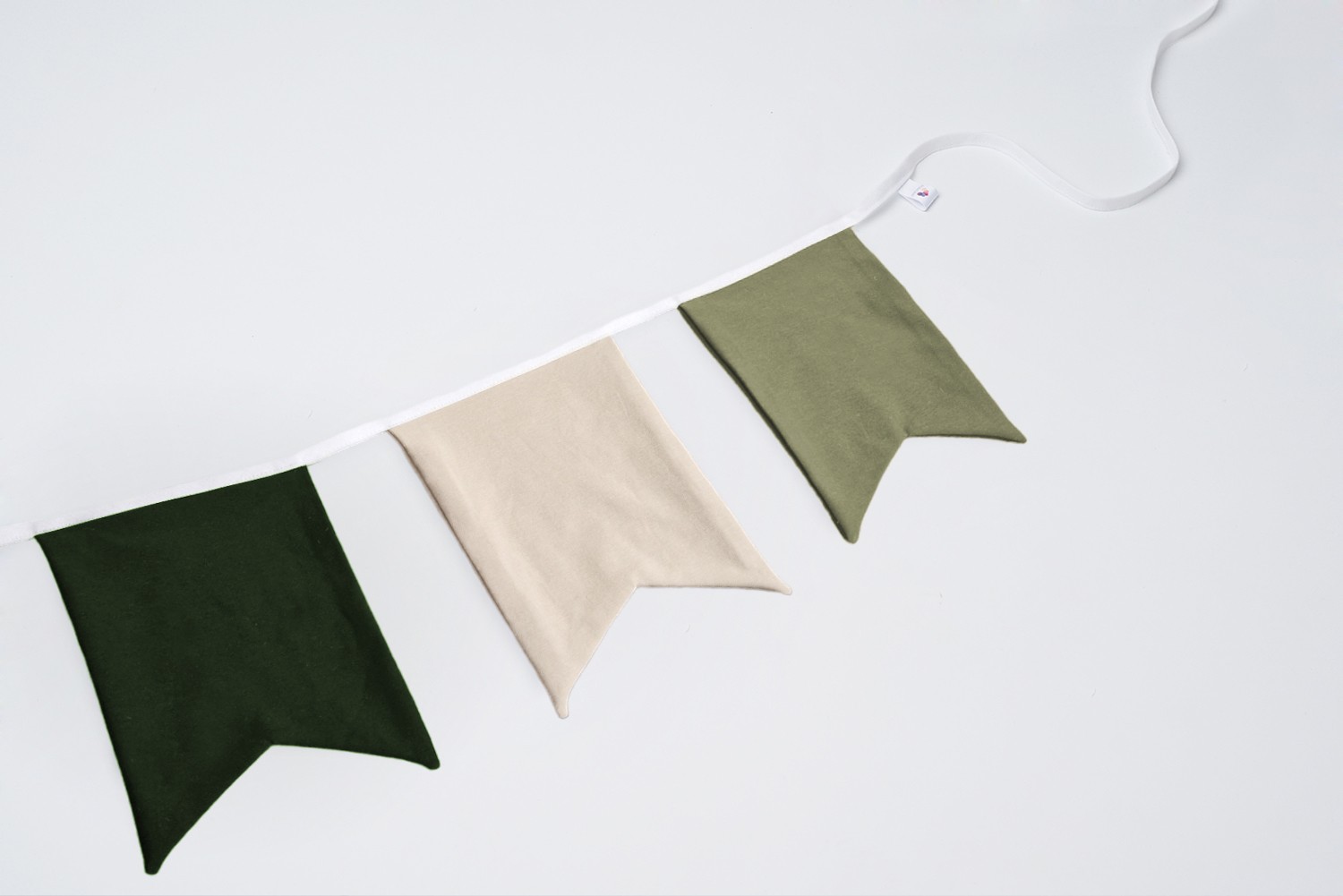Vlaggenlijn Wandering the forest | Licht groen / Donker groen / Beige slinger met vaandel vlaggetjes gemaakt van stof
