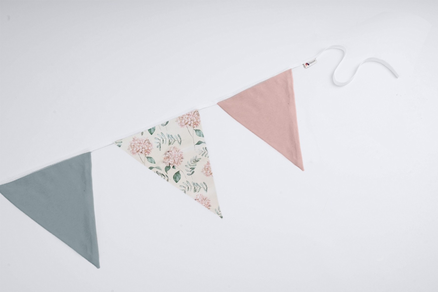 Vlaggenlijn Dreamy Blossom | Pastel kleur (Roze / Licht blauw / Neutr… - 130768 Vlaggenlijn Dreamy Blossom | Pastel kleur (Roze / Licht blauw / Neutraal) met bloemen slinger met driehoek vlaggetjes gemaakt van stof