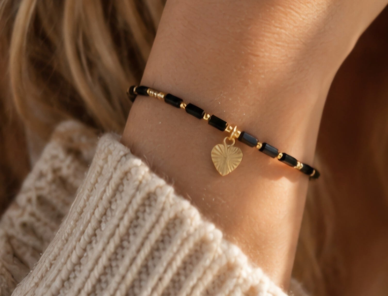 Elegante armband met zwarte Agaat & hartje – RVS 16K verguld - 147274 Elegante armband met zwarte Agaat & hartje – RVS 16K verguld