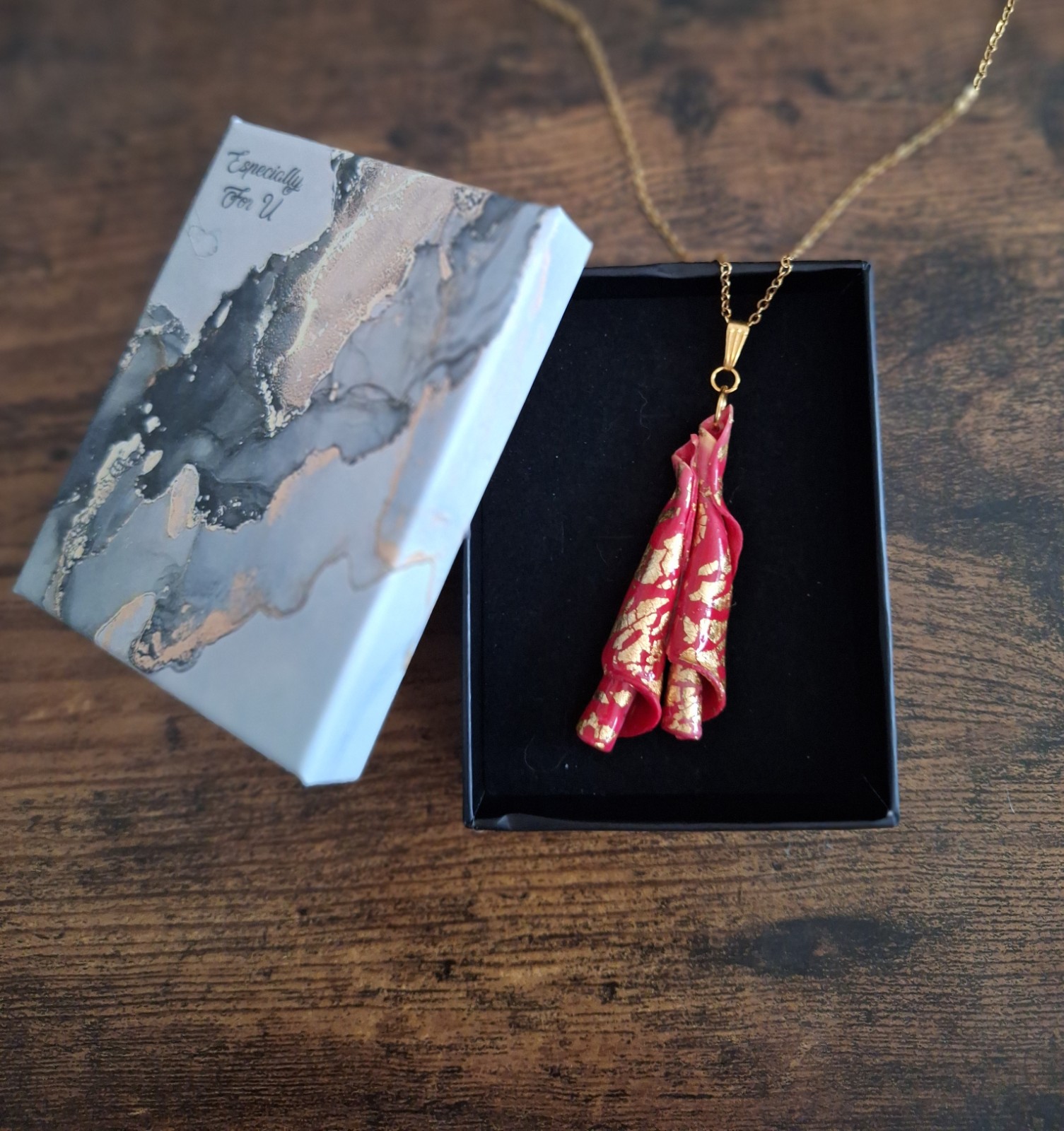 Rode statement hanger - handgemaakt sieraad - speciaal geschenk voor… - 135141 Rode statement hanger - handgemaakt sieraad - speciaal geschenk voor haar - artisanale hanger - unieke juwelen - "Harmony"