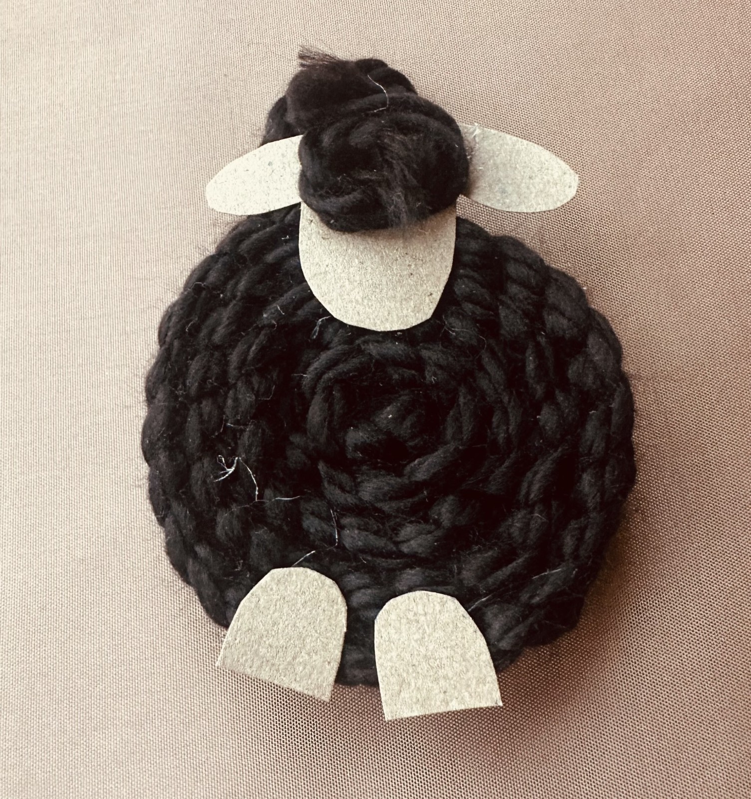 Handgemaakte kersthanger schaapje van zwarte wol – kerstdecoratie - 153676 Handgemaakte kersthanger schaapje van zwarte wol – kerstdecoratie