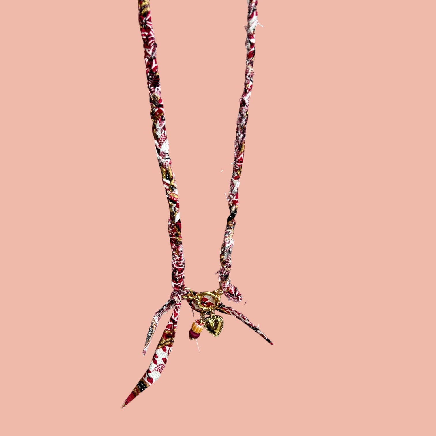 Handgemaakte bandana ketting van batikstof met RVS unieke bedels