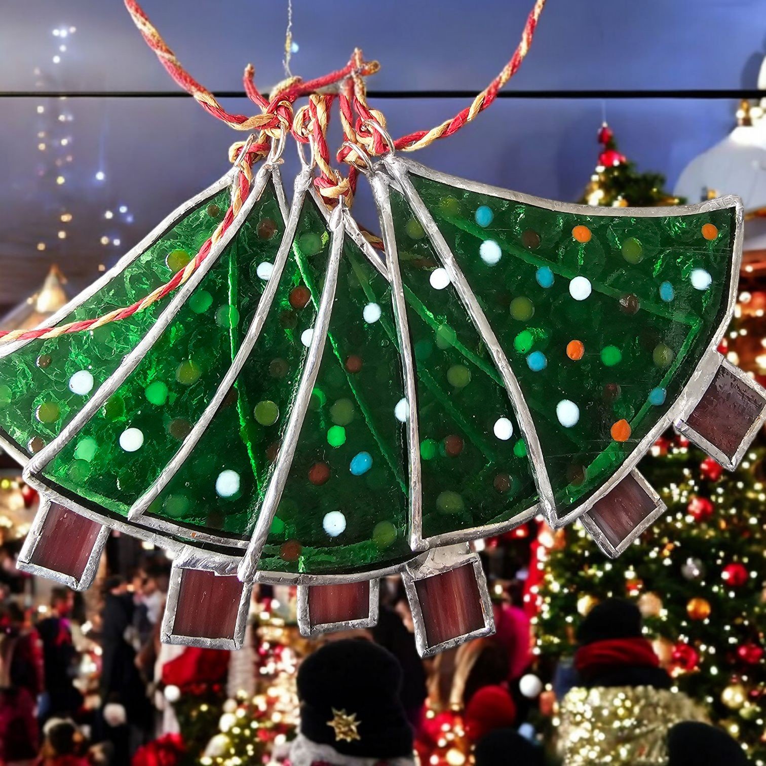 Kerstboom slinger met 6 bomen. Glas in lood/Tiffany - 100141 Kerstboom slinger met 6 bomen. Glas in lood/Tiffany