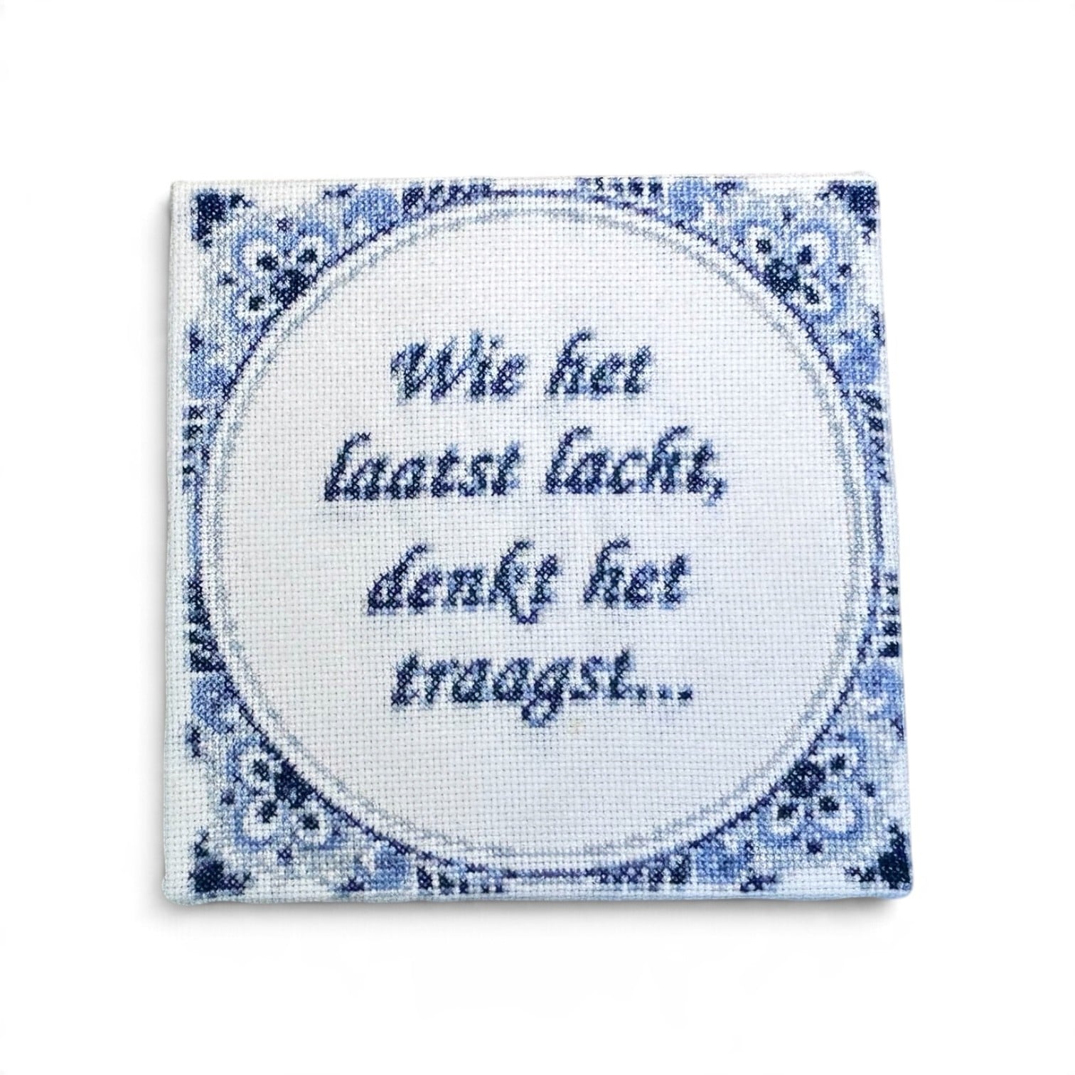 Delfts blauw tegeltje met tekst – Wie het laatst lacht denkt het tr… - 154834 Delfts blauw tegeltje met tekst – Wie het laatst lacht denkt het traagst– 15 x 15 cm