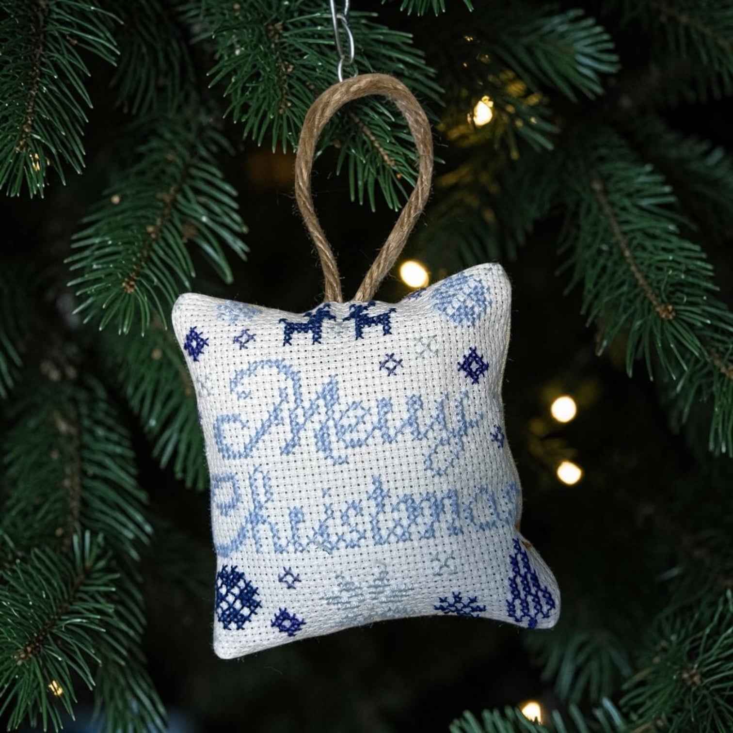 Handgemaakte kersthanger 8 cm – Delftsblauw borduurwerk en kerststof - 156000 Handgemaakte kersthanger 8 cm – Delftsblauw borduurwerk en kerststof 1