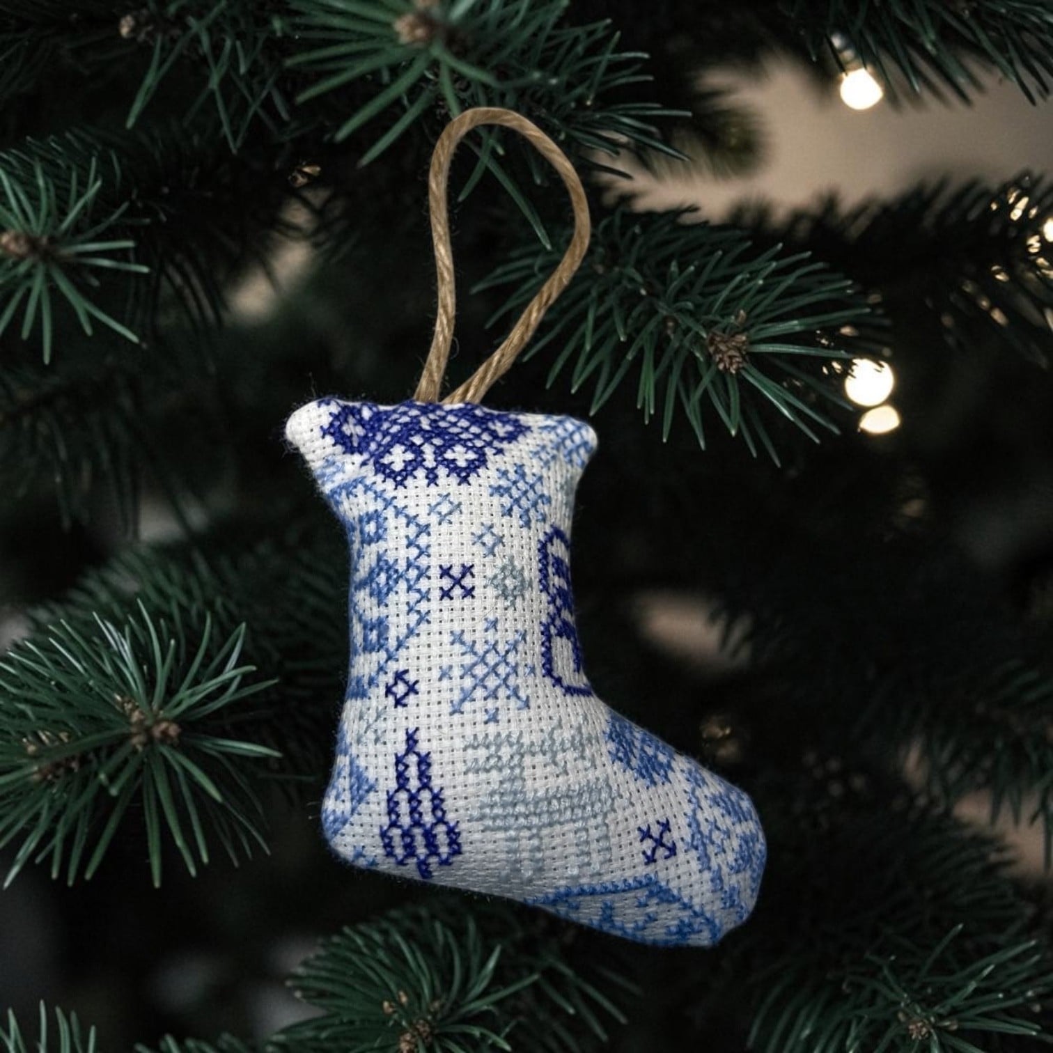 Handgemaakte kerstsok kersthanger 8 cm – Delftsblauw borduurwerk 2 - 156025 Handgemaakte kerstsok kersthanger 8 cm – Delftsblauw borduurwerk 2