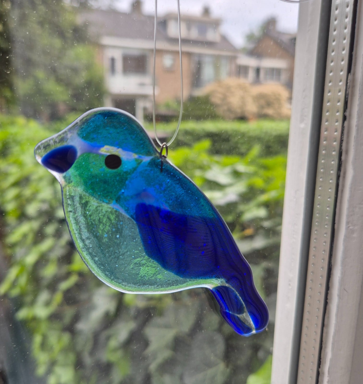 Glasfusing vogel hanger – handgemaakte glazen suncatcher voor raam of tuin – 11 x 6 cm