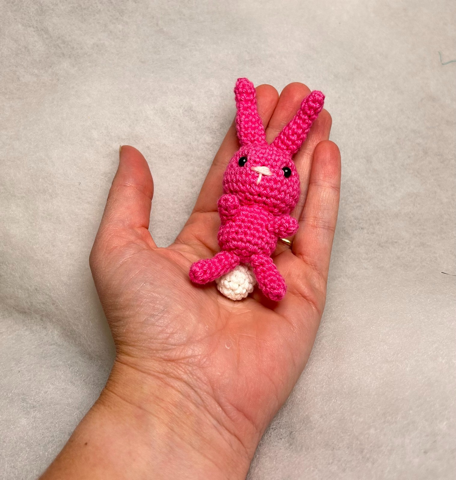 Gehaakt mini-konijntje – handgemaakt klein knuffeltje van katoen