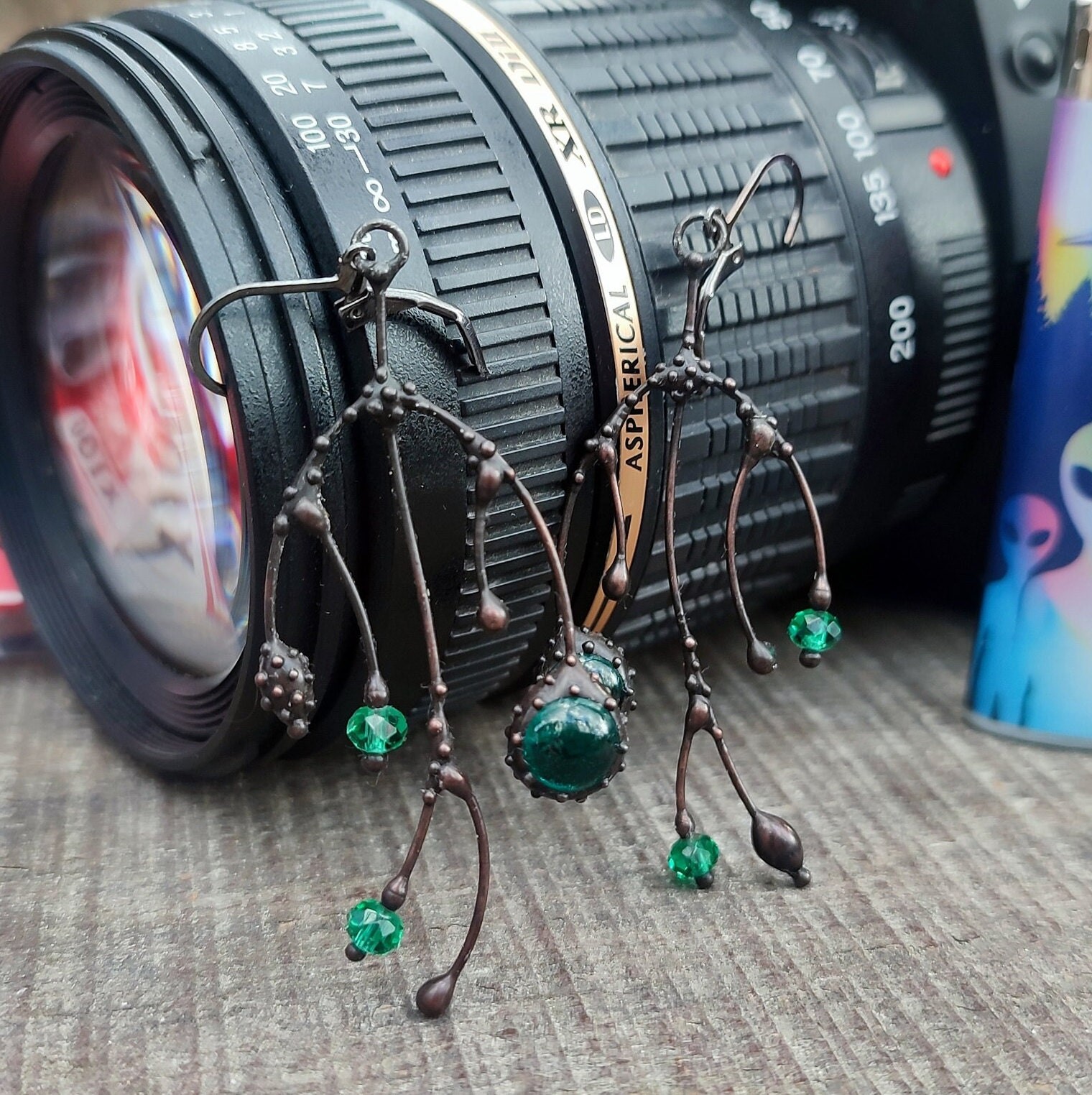 Asymmetrische handgemaakte takoorringen met groen glas en zwart gepat… - 144653 Asymmetrische handgemaakte takoorringen met groen glas en zwart gepatineerd koper