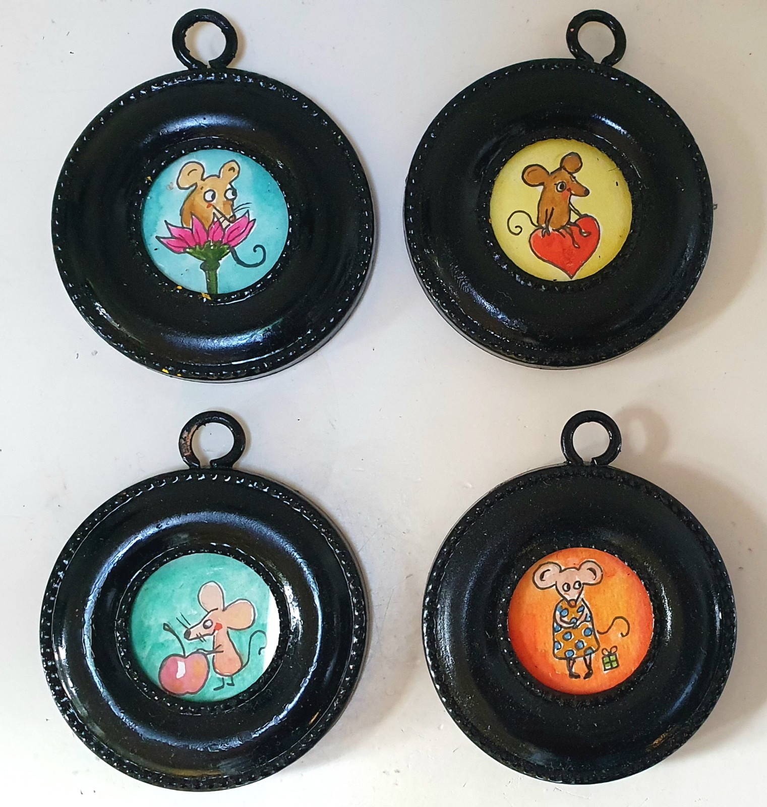 Set van 4 mini schilderijtjes – schattige muisjes – originele aquarel illustraties – ronde zwarte lijstjes – 9 cm – uniek & handgemaaktu