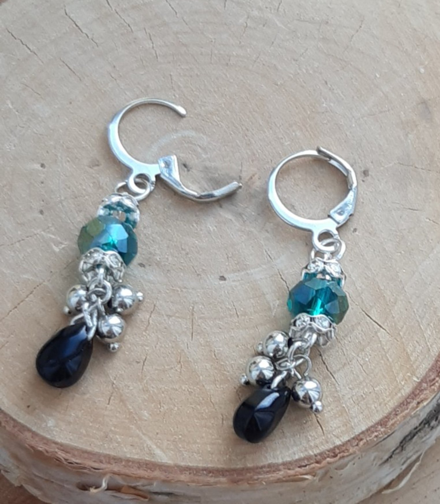 Vrolijke groen en zwarte oorbellen: Handgemaakt met glazen kralen - 100727 Vrolijke groen en zwarte oorbellen: Handgemaakt met glazen kralen