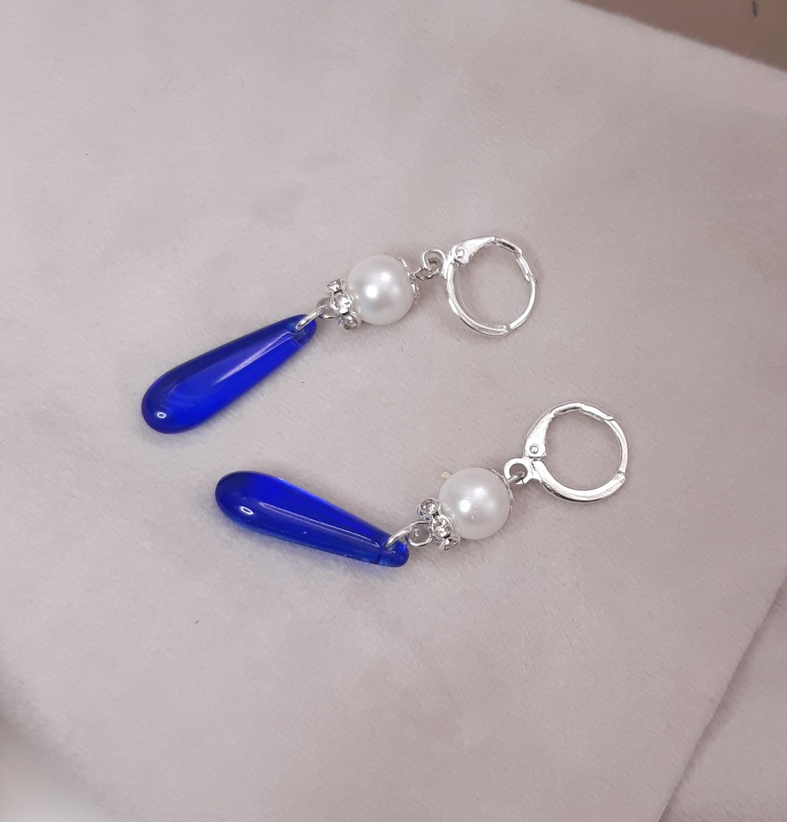 Unieke Blauw hanger en parel oorbellen: Handgemaakt met glazen kralen - 100380 Zachte glans: Handgemaakte oorbellen met glazen en parel kralen