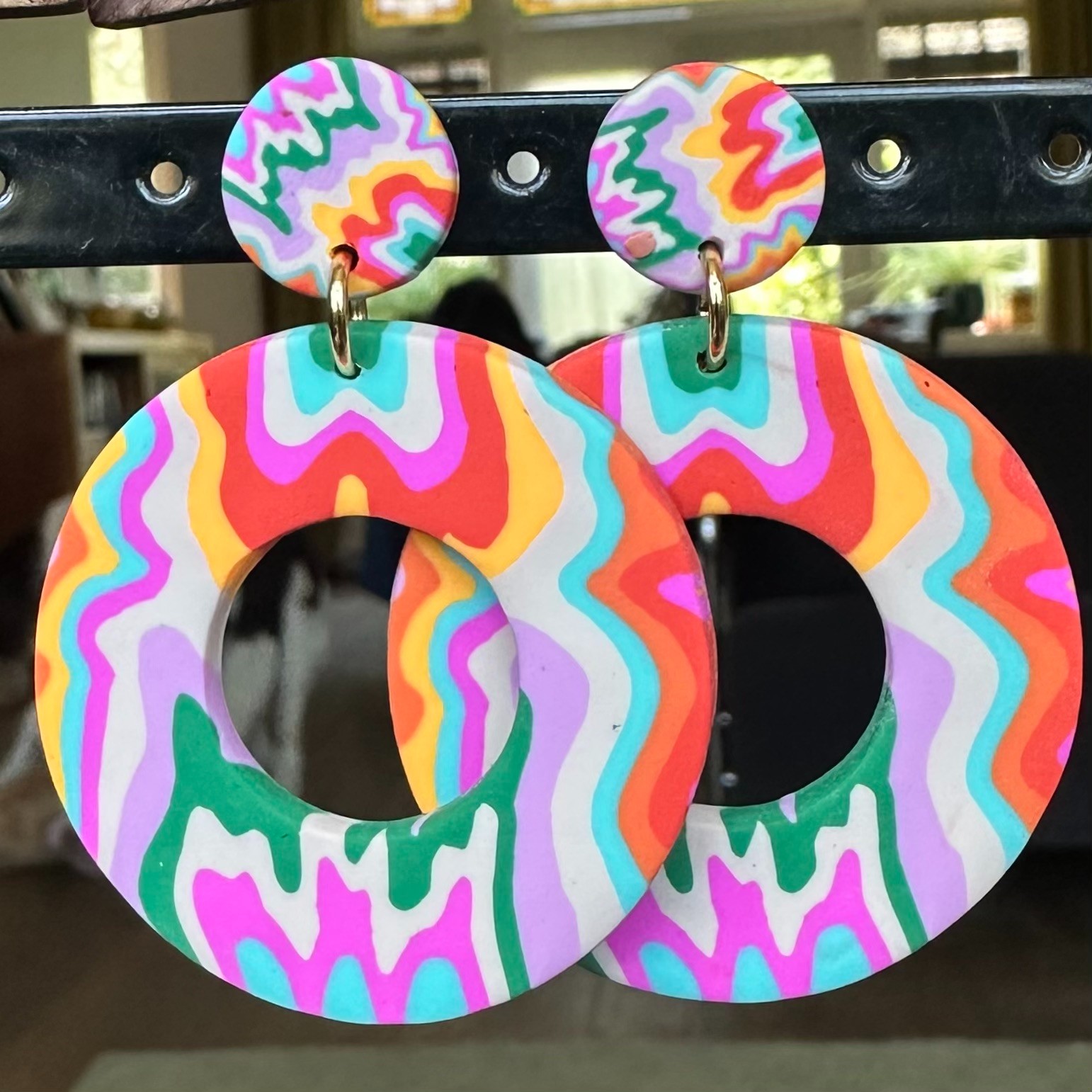 Vrolijk gekleurde oorbellen van polymeerklei rond