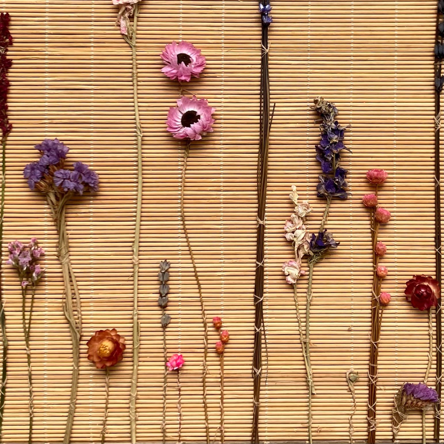 Bamboe Wandhanger met gedroogde bloemen - Botanische Bamboe Kunst - Boho Natuurlijk - Geperste Bloemen