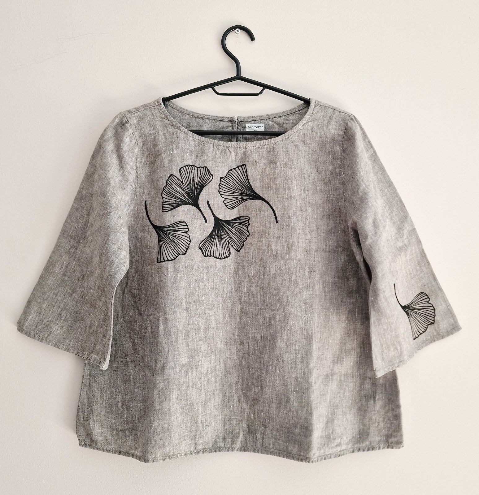 Hand Bedrukte Blouse, Grijs Linnen, Maat 38, Zwarte Ginkgo Bladeren O… - 128491 Hand Bedrukte Blouse, Grijs Linnen, Maat 38, Zwarte Ginkgo Bladeren Opdruk