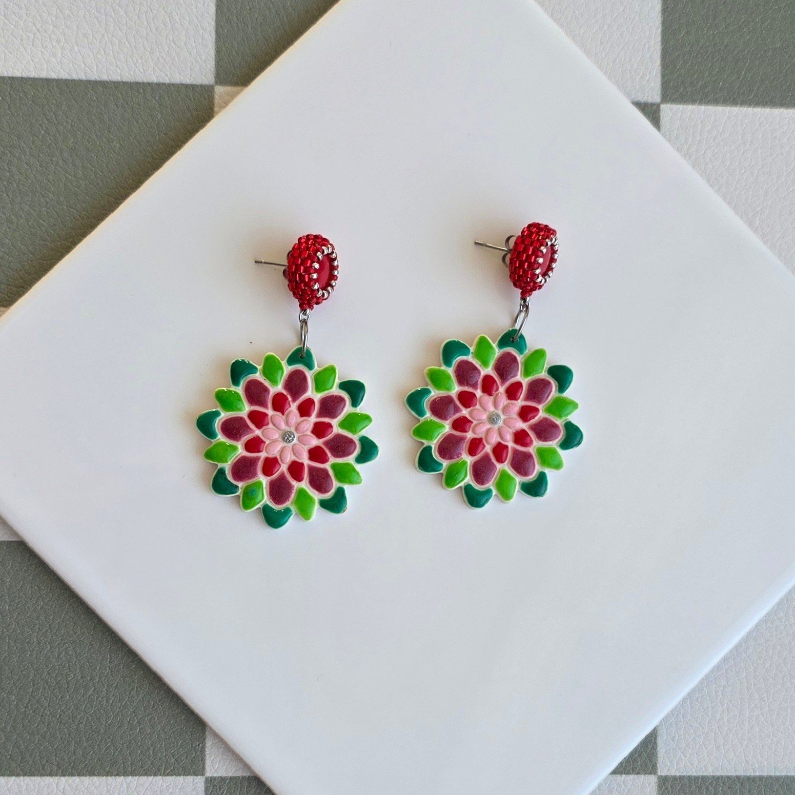 Handgemaakte rood, groen, wit en zilveren oorbellen van polymeerklei … - 102173 Handgemaakte rood, groen, wit en zilveren oorbellen van polymeerklei en kralen | Bloem