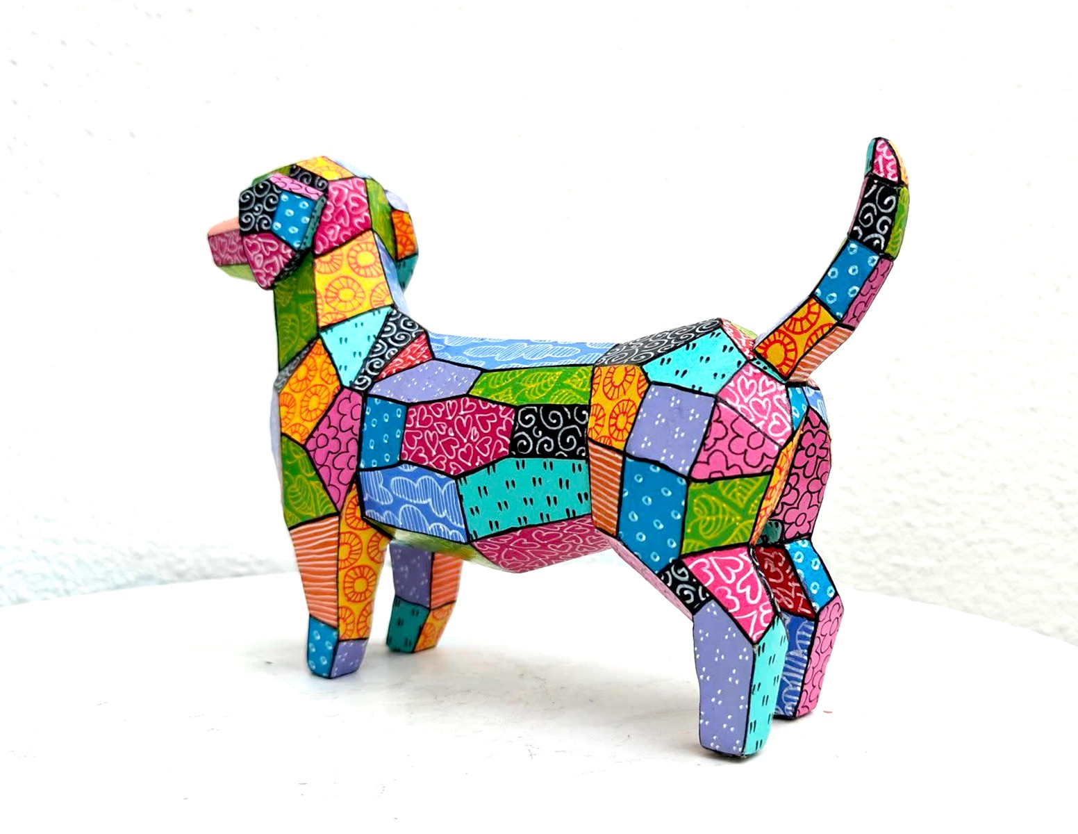 Kleurrijke Origami Teckel – Uniek handgeschilderd duurzaam kunstobject