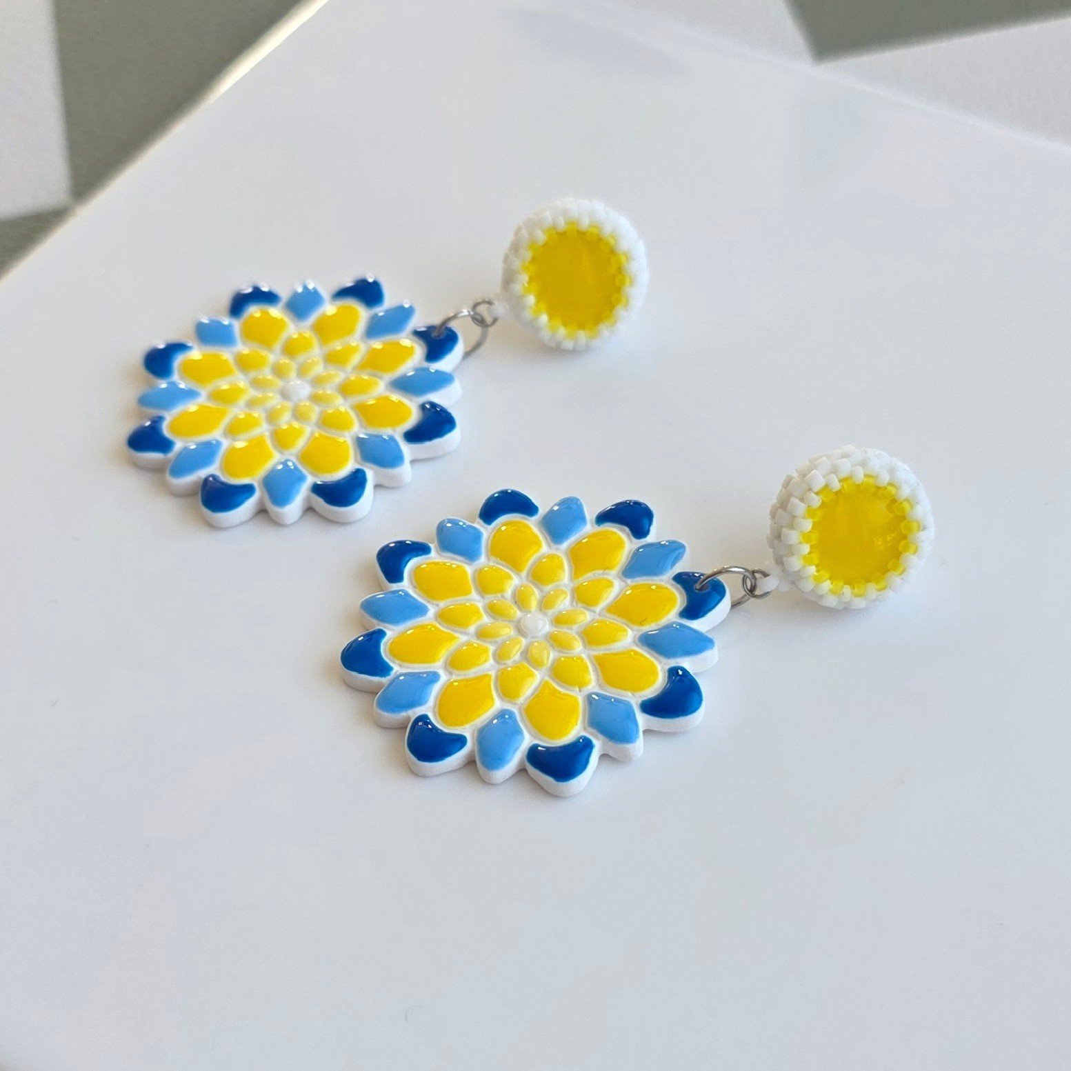 Handgemaakte geel, blauw en witte oorbellen van polymeerklei en krale… - 102165 Handgemaakte geel, blauw en witte oorbellen van polymeerklei en kralen | Bloem