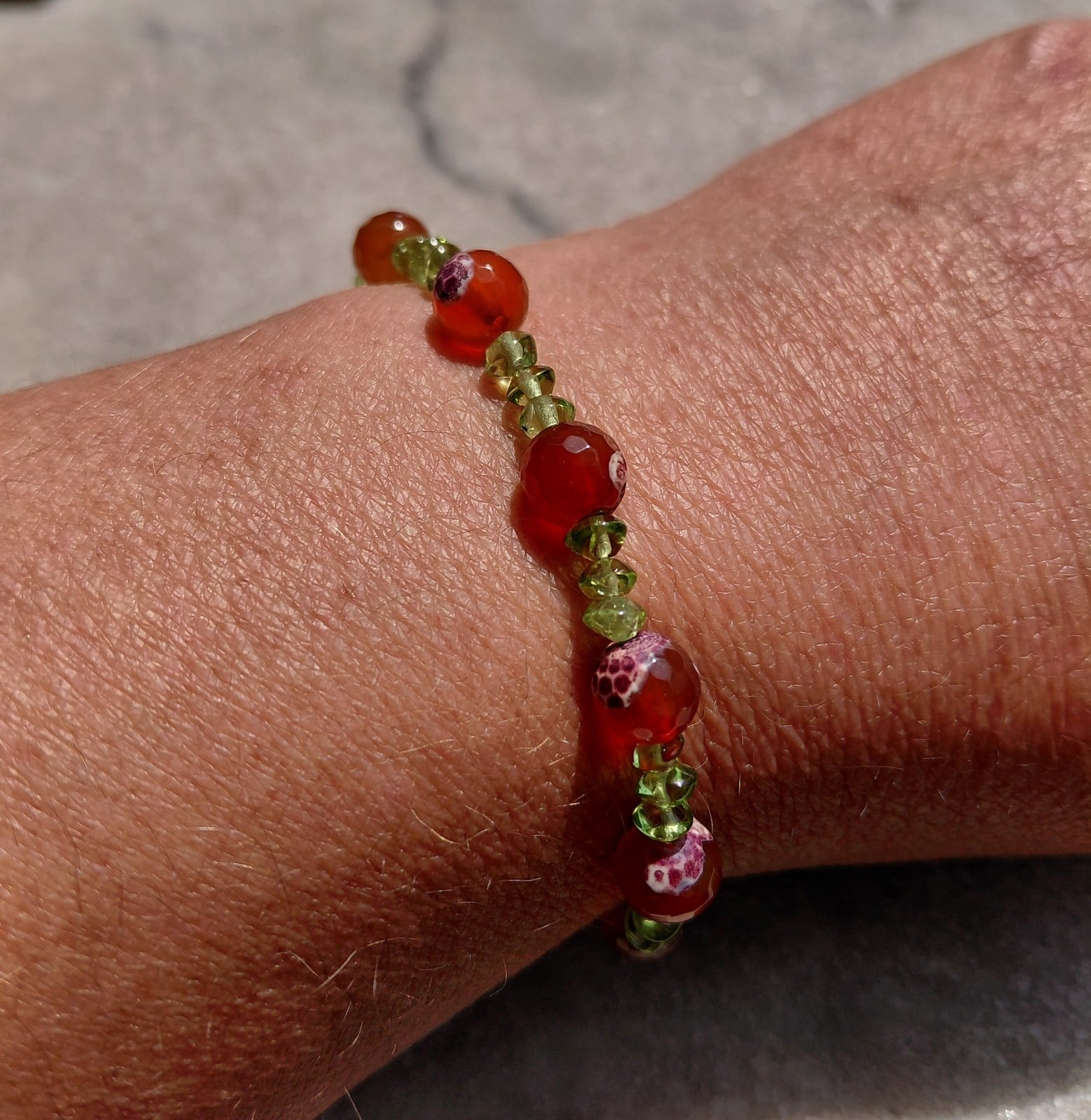 Honeymeadow: armband met vuuragaat en olivijn