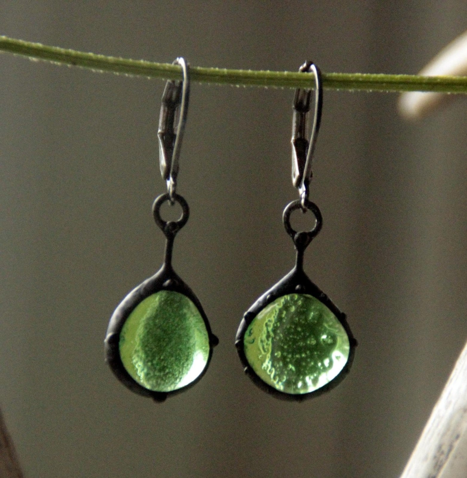 Handgemaakte druppeloorbellen met donkergroen en groen glas en zwart … - 142773 Handgemaakte druppeloorbellen met donkergroen en groen glas en zwart gepatineerd koper