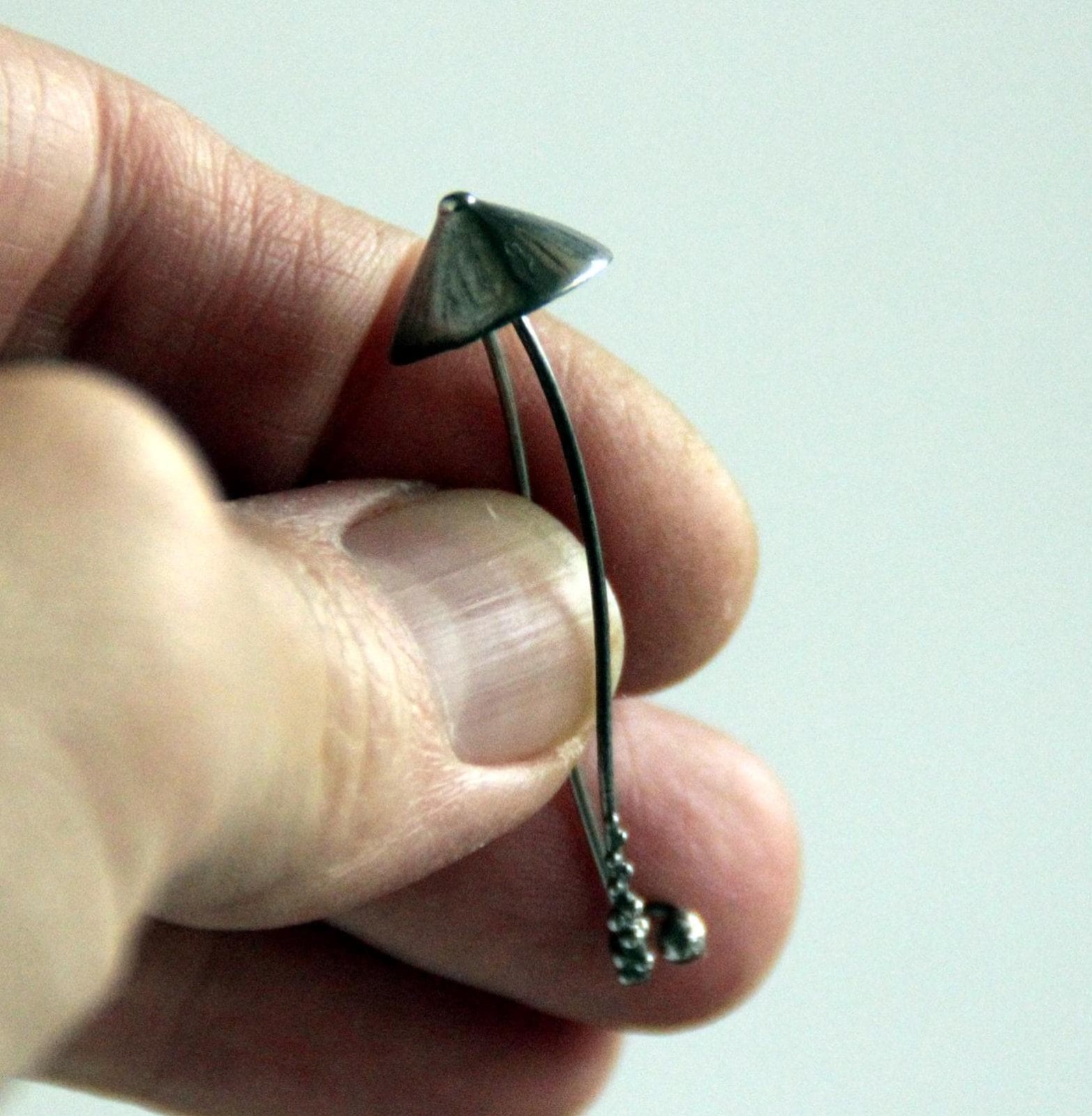 Handgemaakte paddenstoelenbroche van zilverkleurig koper en tinlegeri… - 142794 Handgemaakte paddenstoelenbroche van zilverkleurig koper en tinlegering