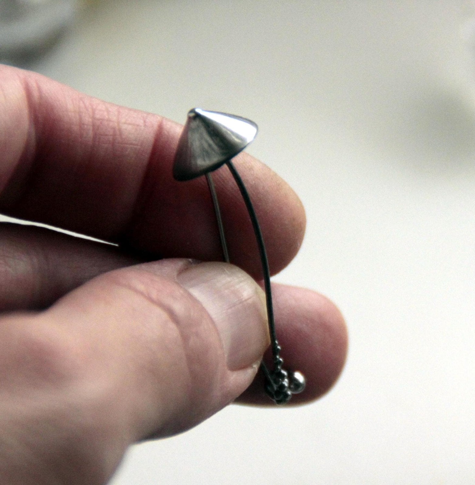 Handgemaakte paddenstoelenbroche van zilverkleurig koper en tinlegeri… - 142789 Handgemaakte paddenstoelenbroche van zilverkleurig koper en tinlegering