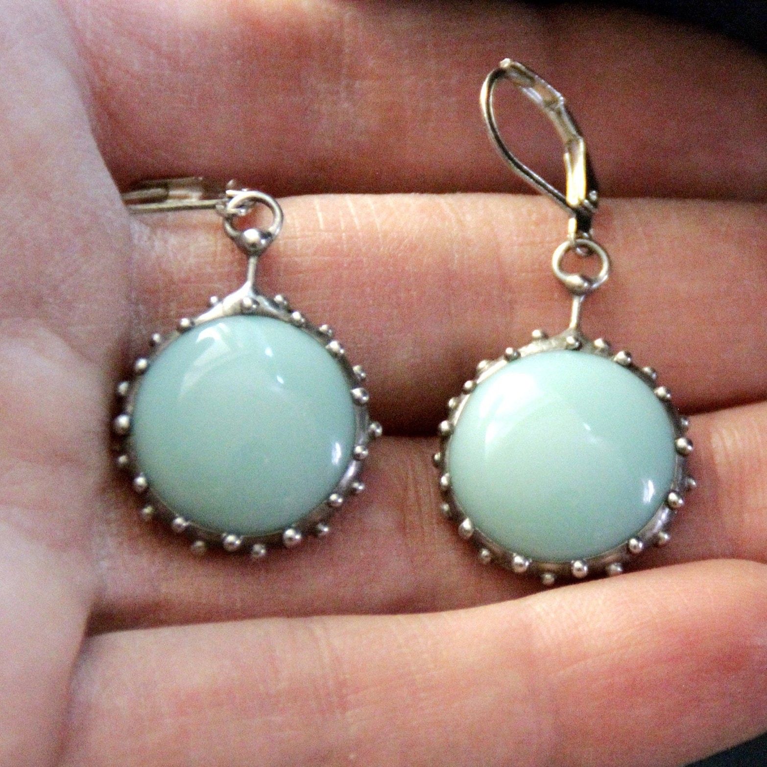 Handgemaakte druppeloorbellen met turquoise glas en zilverkleurig koper