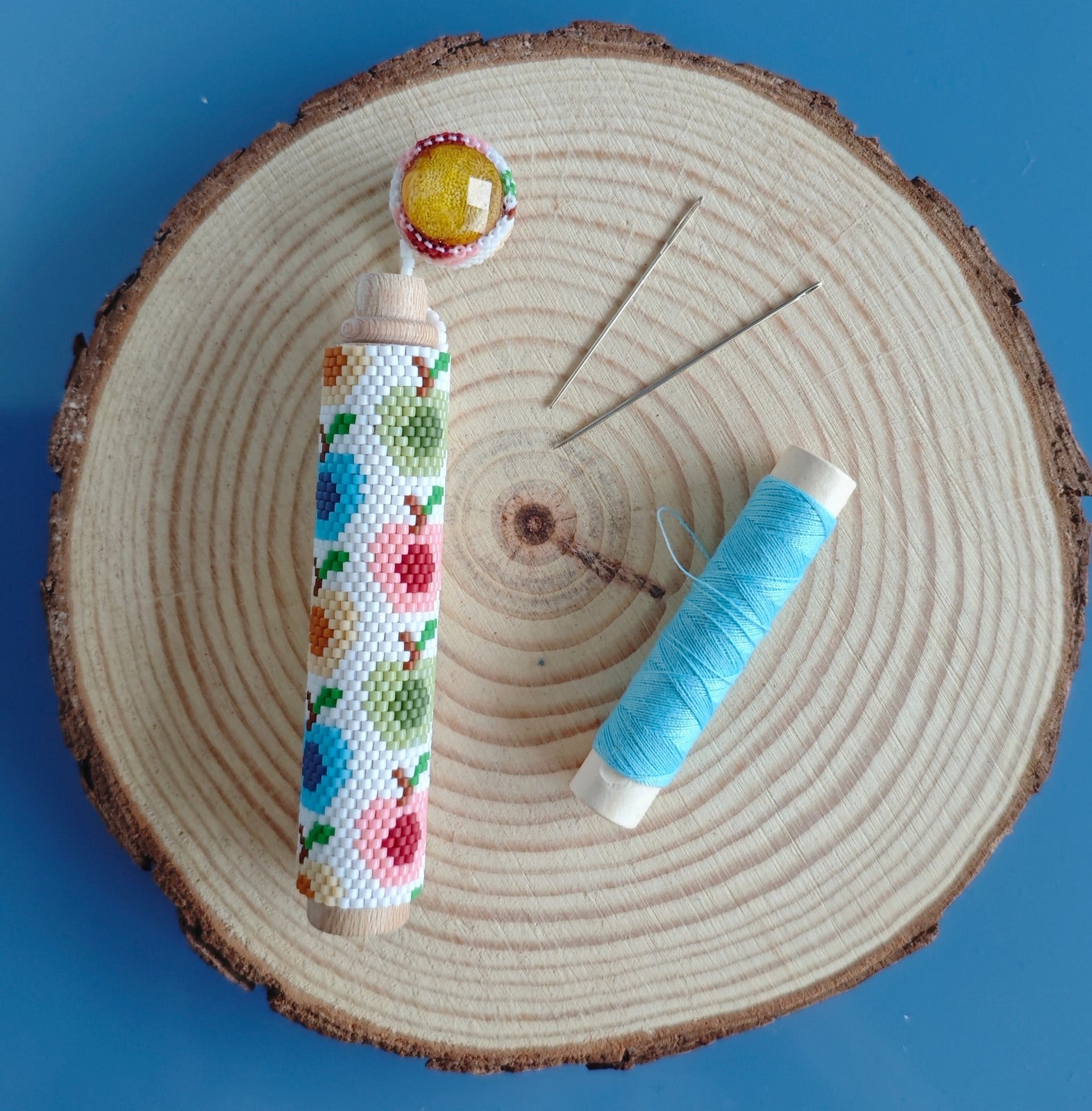 Houten naaldenkoker met kralen, fris en fruitig - 148528 Houten naaldenkoker met kralen, 'fris en fruitig'
