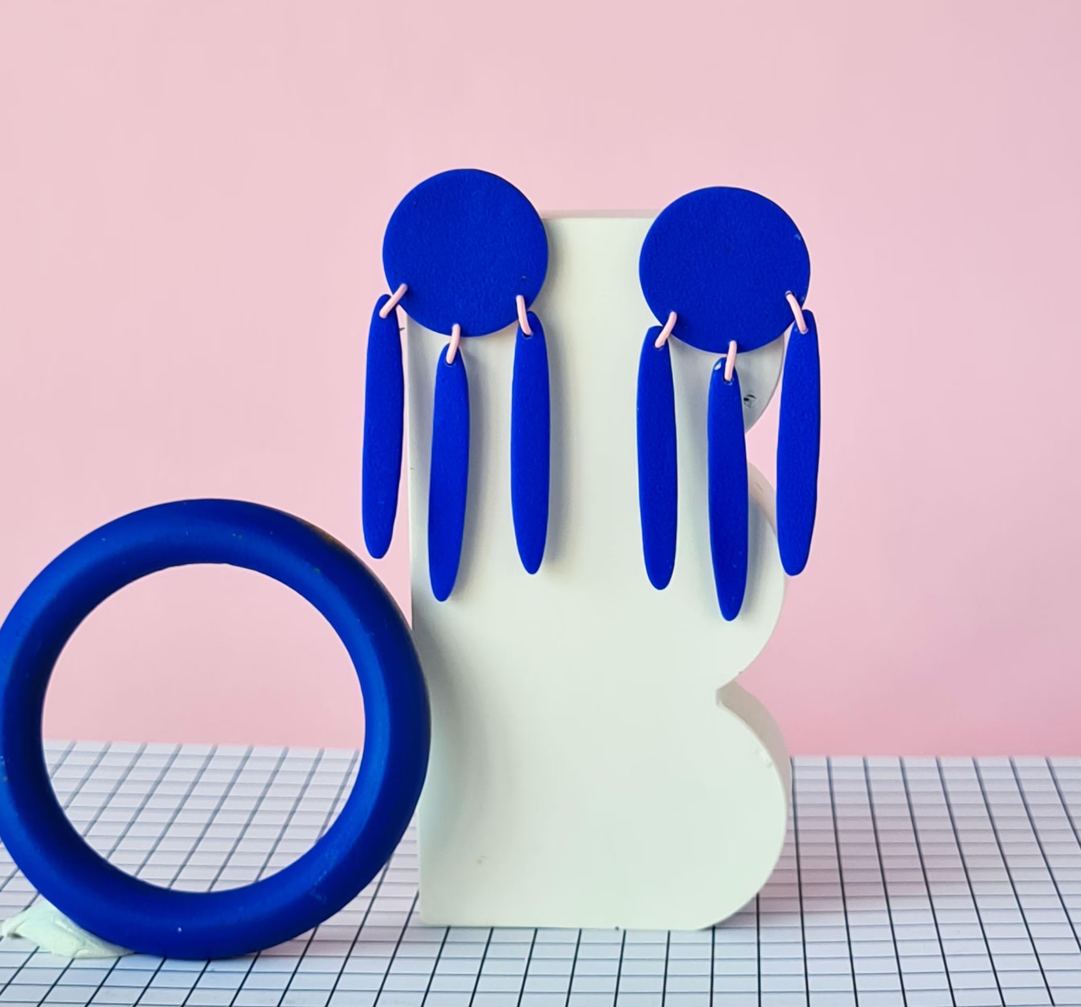 6 colors - textured minimal colorblock polymer clay earrings. 80s fun geometric playful lightweight dangle, edgy artistic statement earrings - 71687.jpeg Kleurrijke, handgemaakte colorblocked oorbellen, beschikbaar in 4 kleuren. Lichtgewicht, dopamine statement Memphis Polymeerklei oorbellen