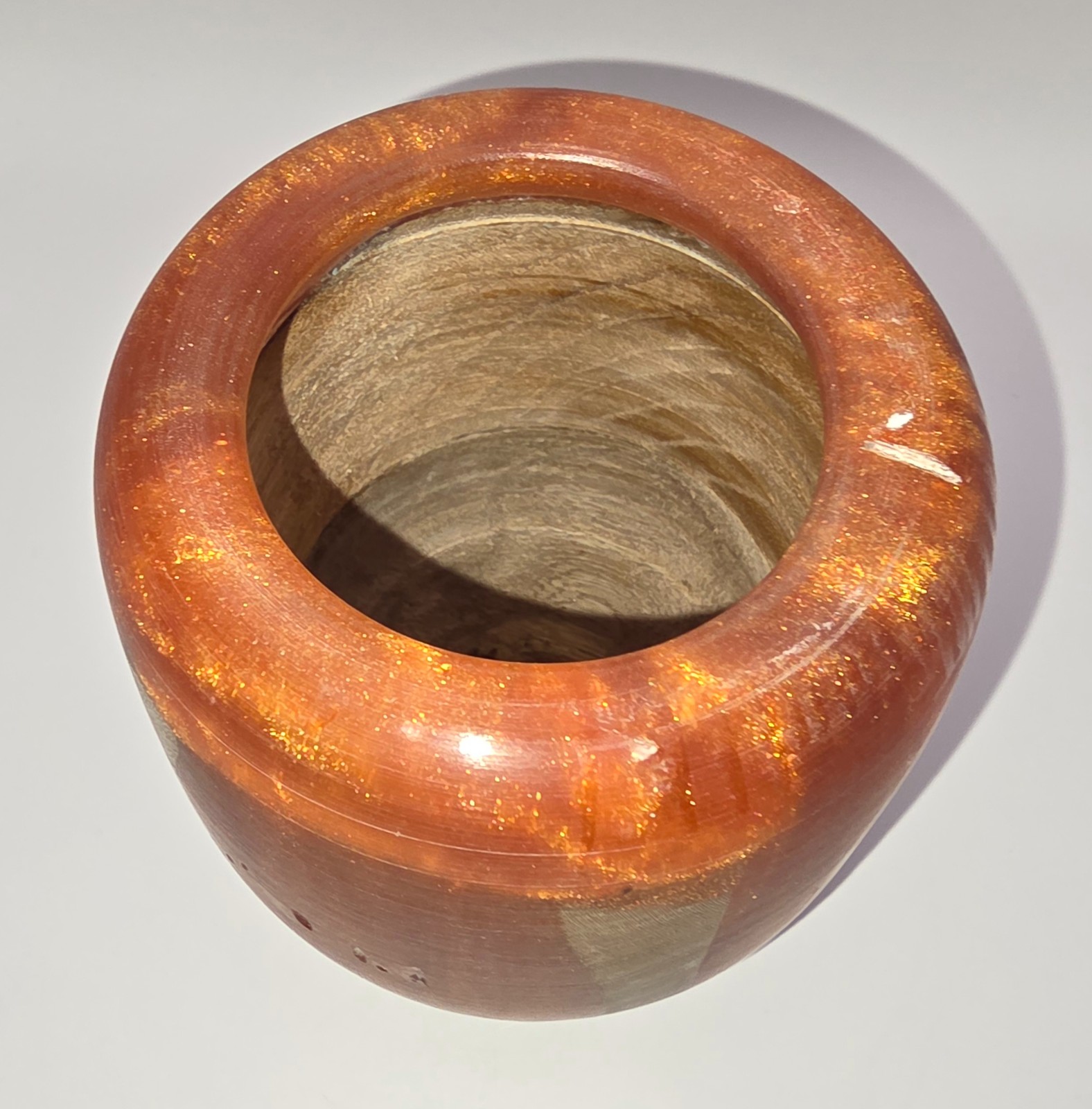Vaas gemaakt van eikenhout en oranje/goudkleurig epoxy