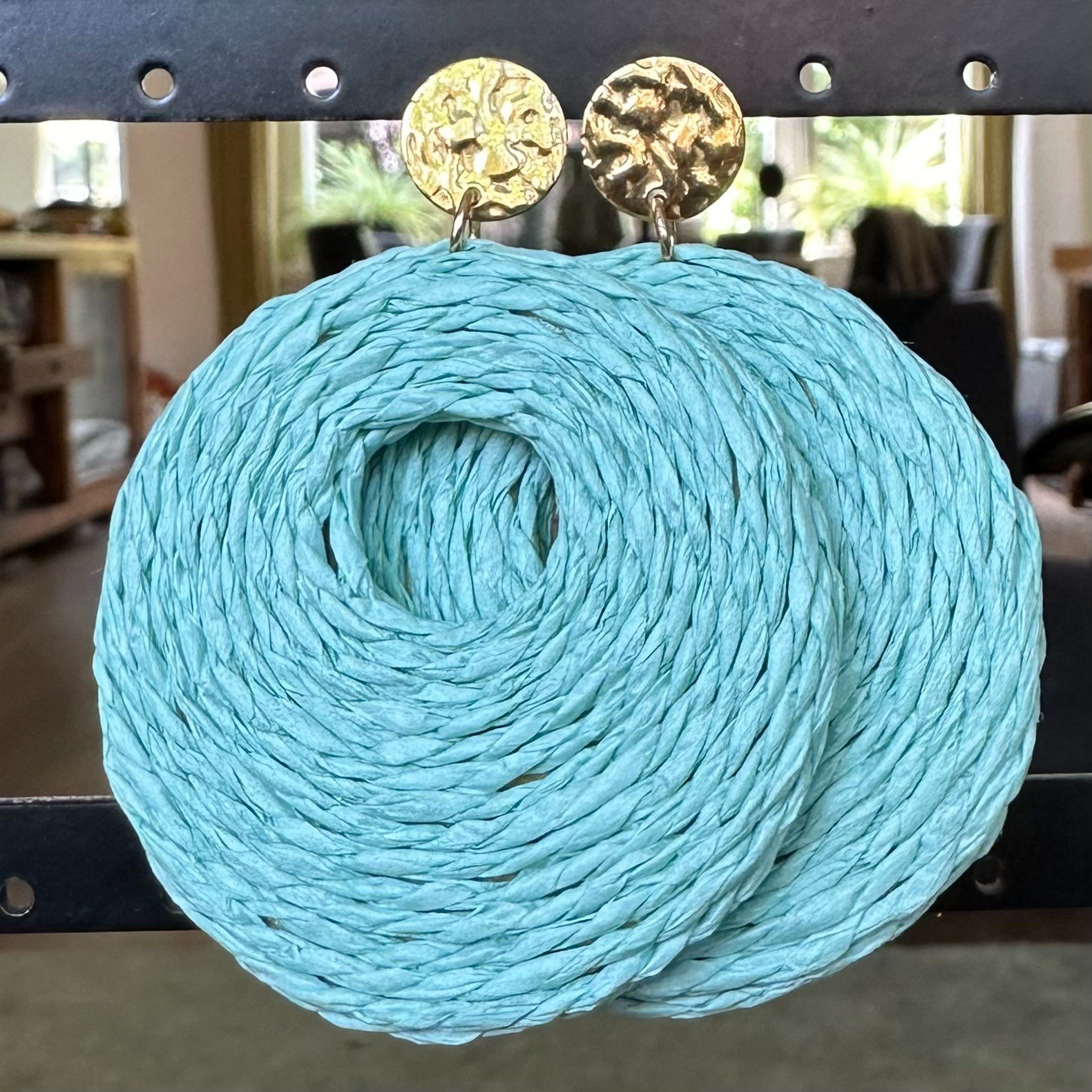 Mintgroene raffia oorbellen - 45158.jpeg Mintgroene raffia oorbellen