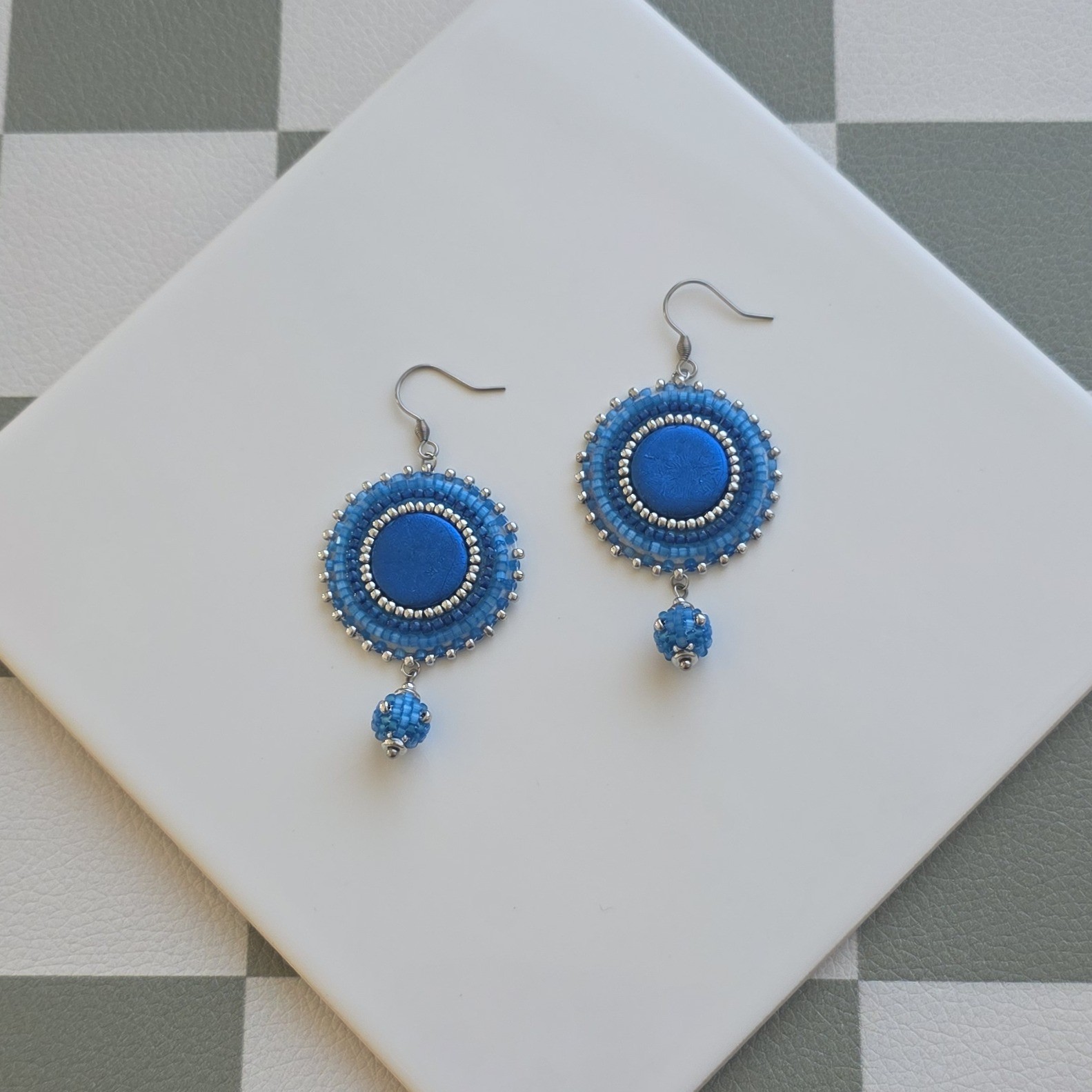 Handgemaakte blauwe oorbellen van polymeerklei en kralen | Ronde hanger