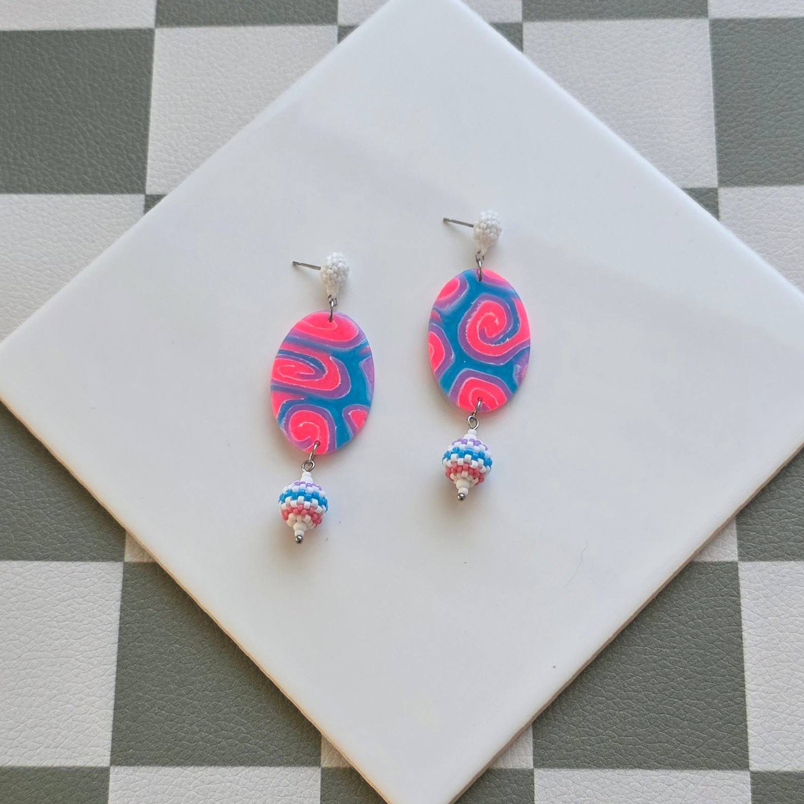 Handgemaakte roze, blauwe, lila, witte oorbellen van polymeerklei en kralen | Swirl