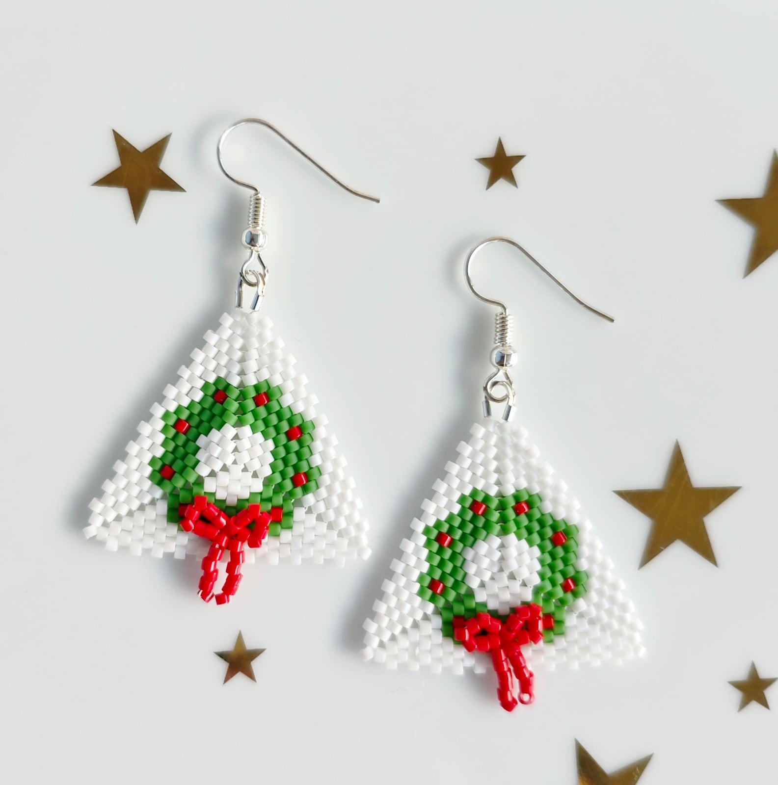 Handgemaakte oorbellen van kralen, 'Kerstkrans' - 153517 Handgemaakte oorbellen van kralen, 'Kerstkrans'