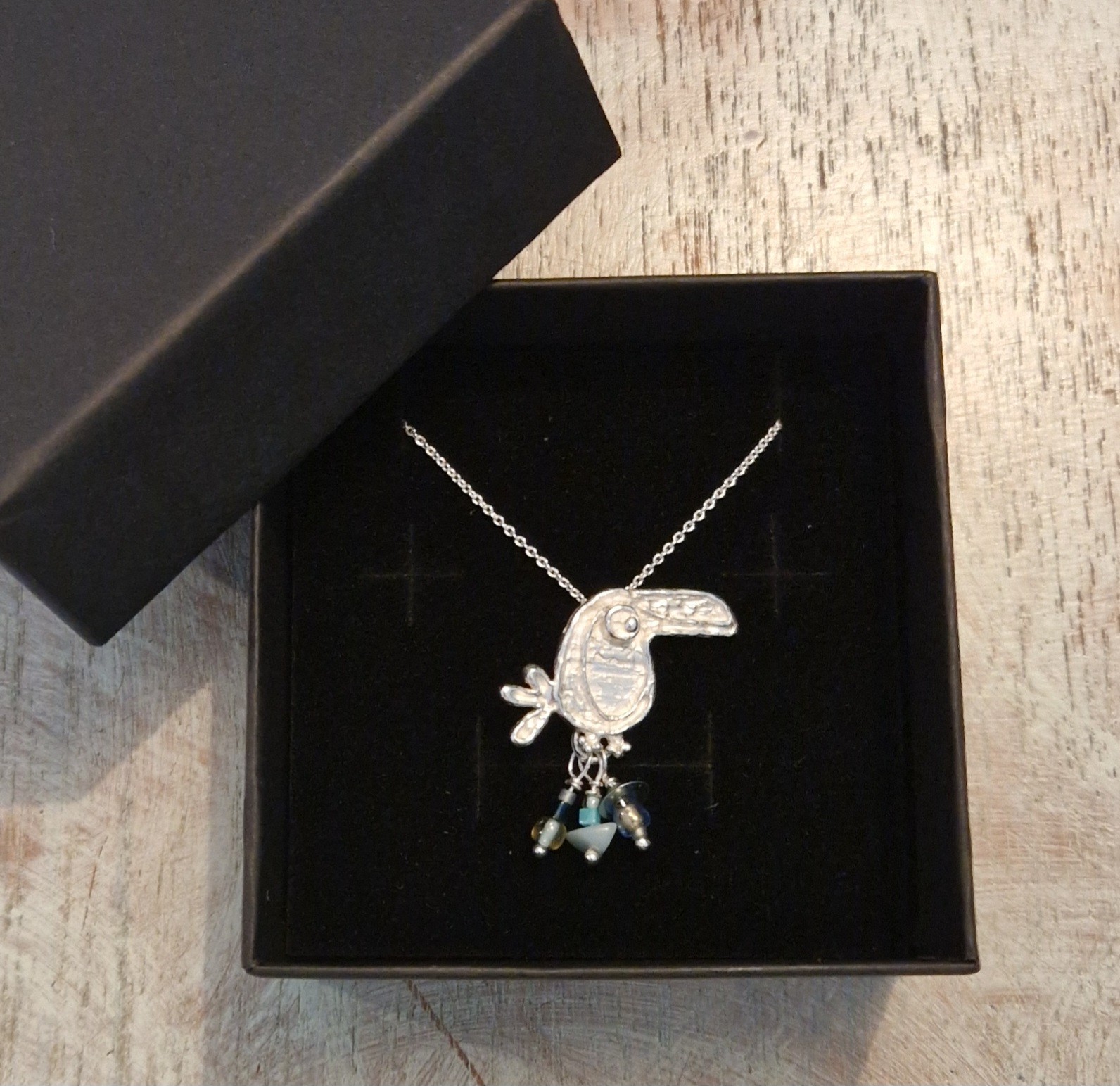 Unieke zilveren hanger toekan Noukie met turquoise kraaltjes - 66918.jpeg Unieke zilveren hanger toekan Noukie met turquoise kraaltjes