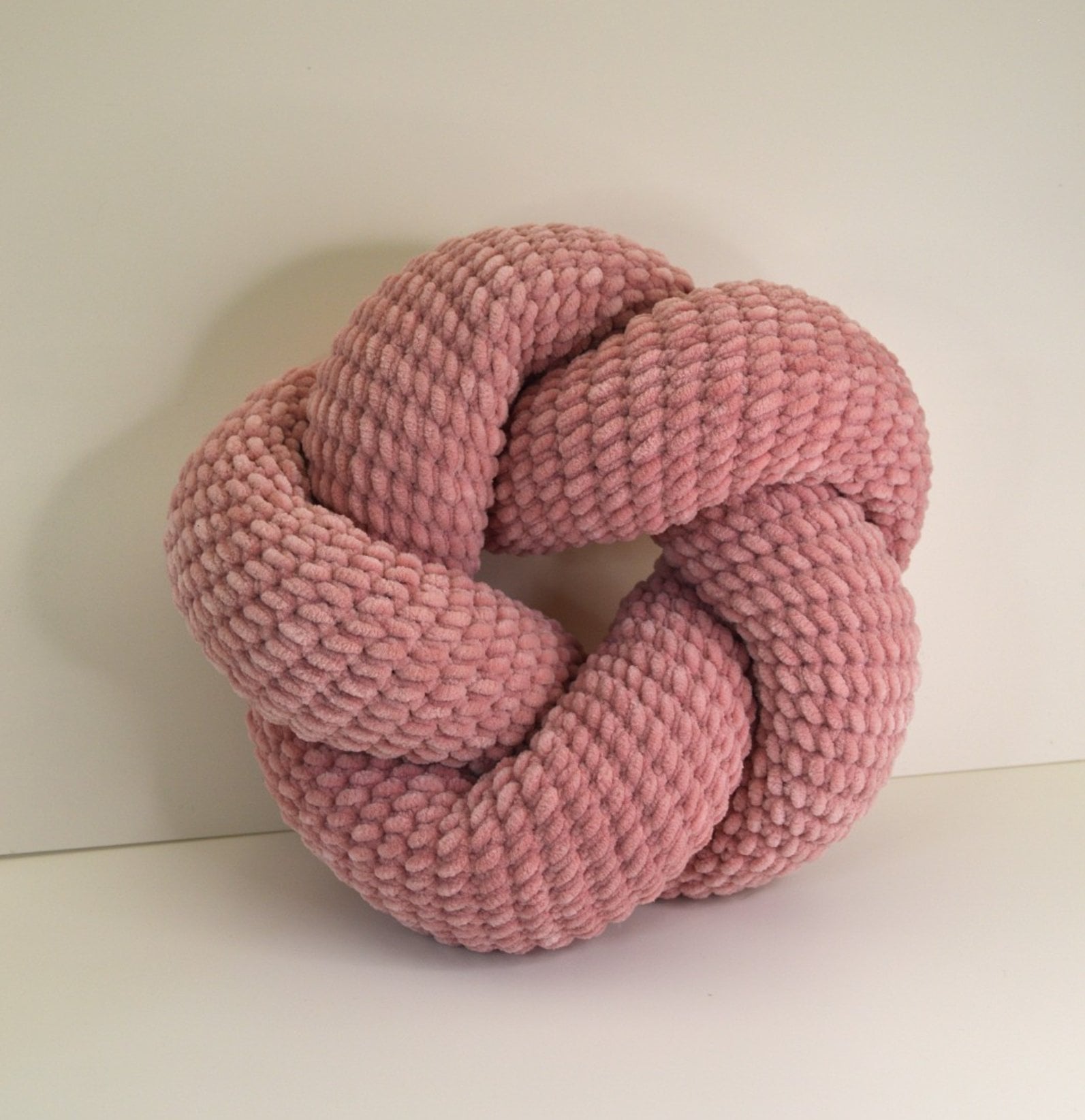 Gehaakte Knot Pillow/ Knoop Kussen klein: zacht velvet, enkele knoop en stijlvol voor jouw interieur!