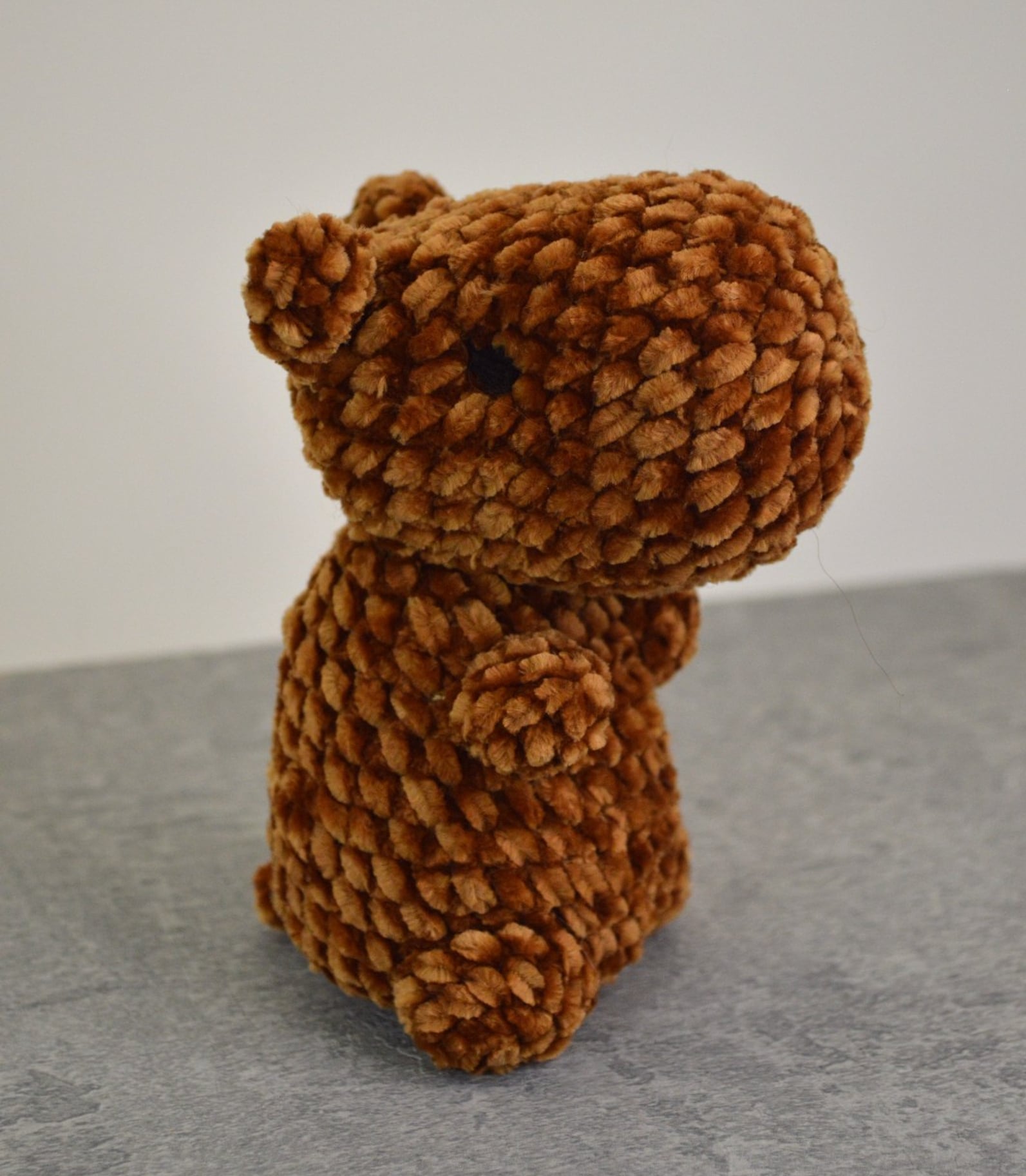 Vriendelijke Capybara knuffel, gehaakt in velvet garen, geschikt voor kinderen onder de 3jaar - 47356.jpeg Schattige en Vriendelijke Capybara knuffel, gehaakt in velvet of chenile garen, geschikt voor kinderen onder de 3jaar